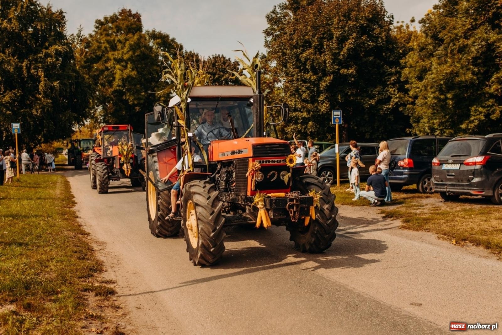 Zdjęcie w galerii na portalu naszraciborz.pl: Gmina Rudnik świętuje w Modzurowie: Przez wieś przejechał korowód maszyn wiadomości z regionu