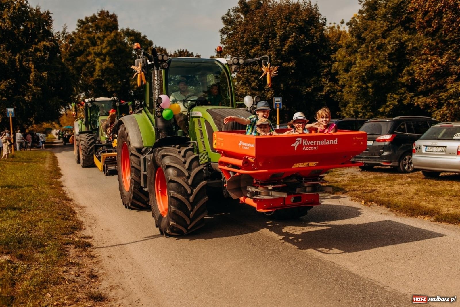 Zdjęcie w galerii na portalu naszraciborz.pl: Gmina Rudnik świętuje w Modzurowie: Przez wieś przejechał korowód maszyn wiadomości z regionu