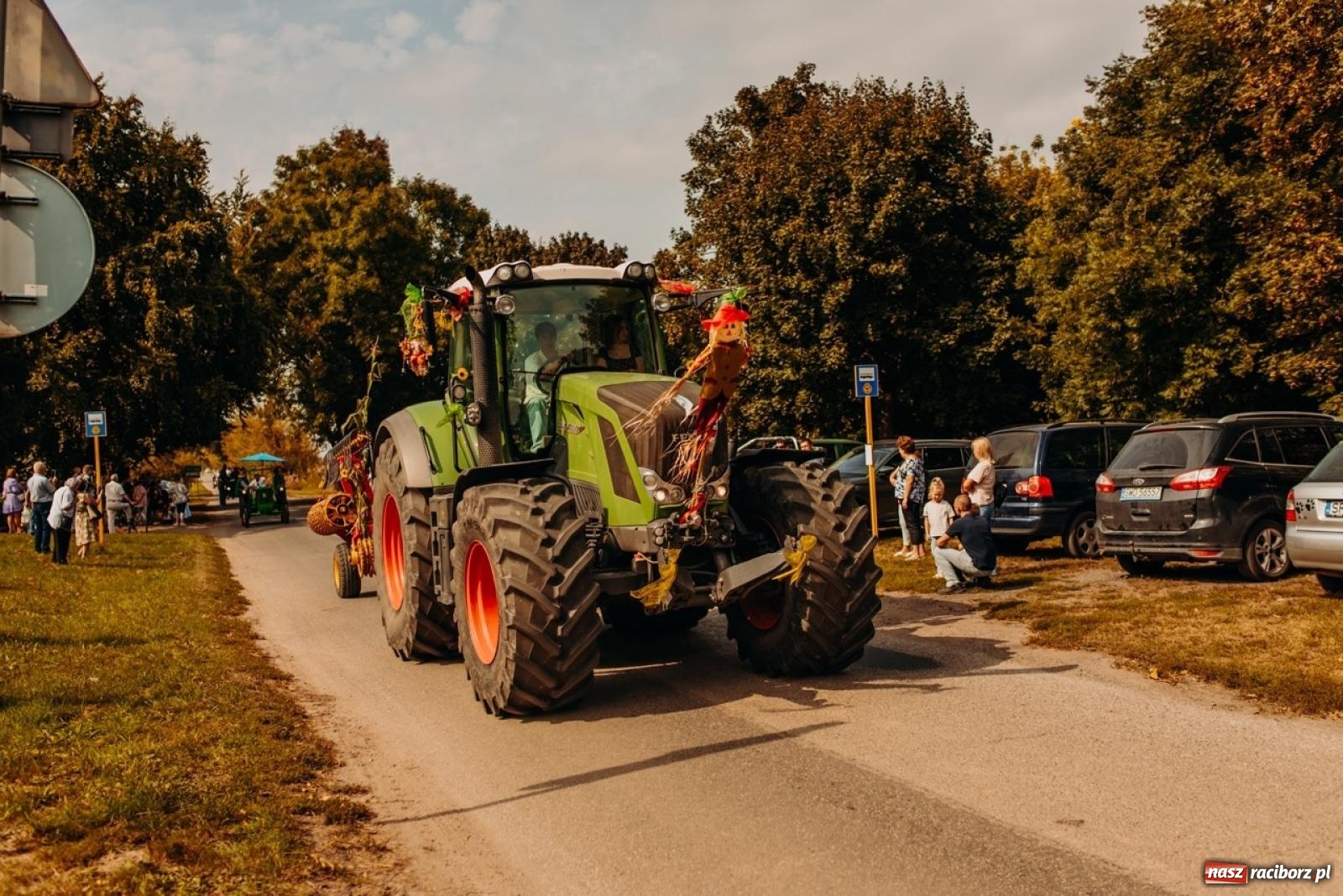 Zdjęcie w galerii na portalu naszraciborz.pl: Gmina Rudnik świętuje w Modzurowie: Przez wieś przejechał korowód maszyn wiadomości z regionu