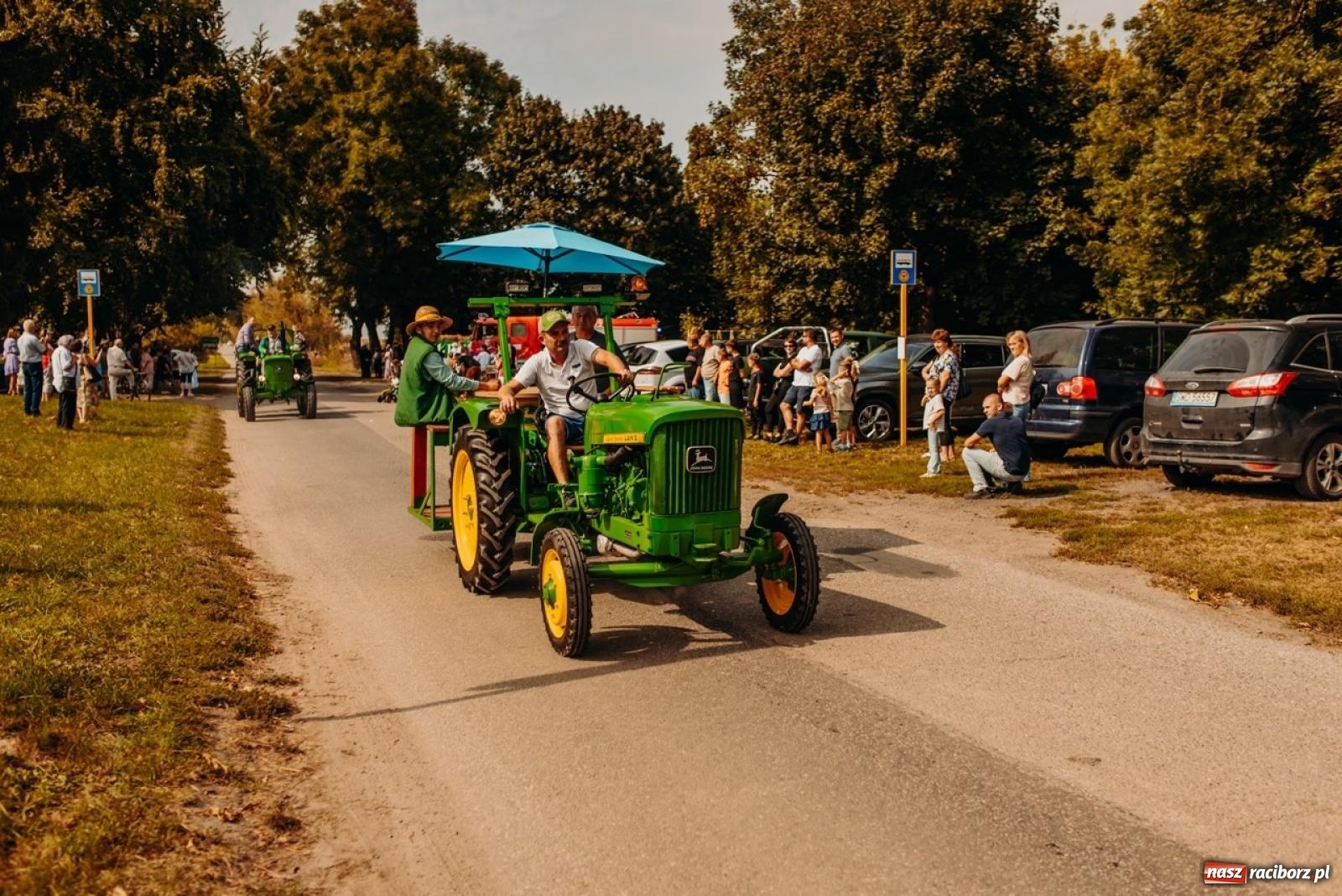 Zdjęcie w galerii na portalu naszraciborz.pl: Gmina Rudnik świętuje w Modzurowie: Przez wieś przejechał korowód maszyn wiadomości z regionu