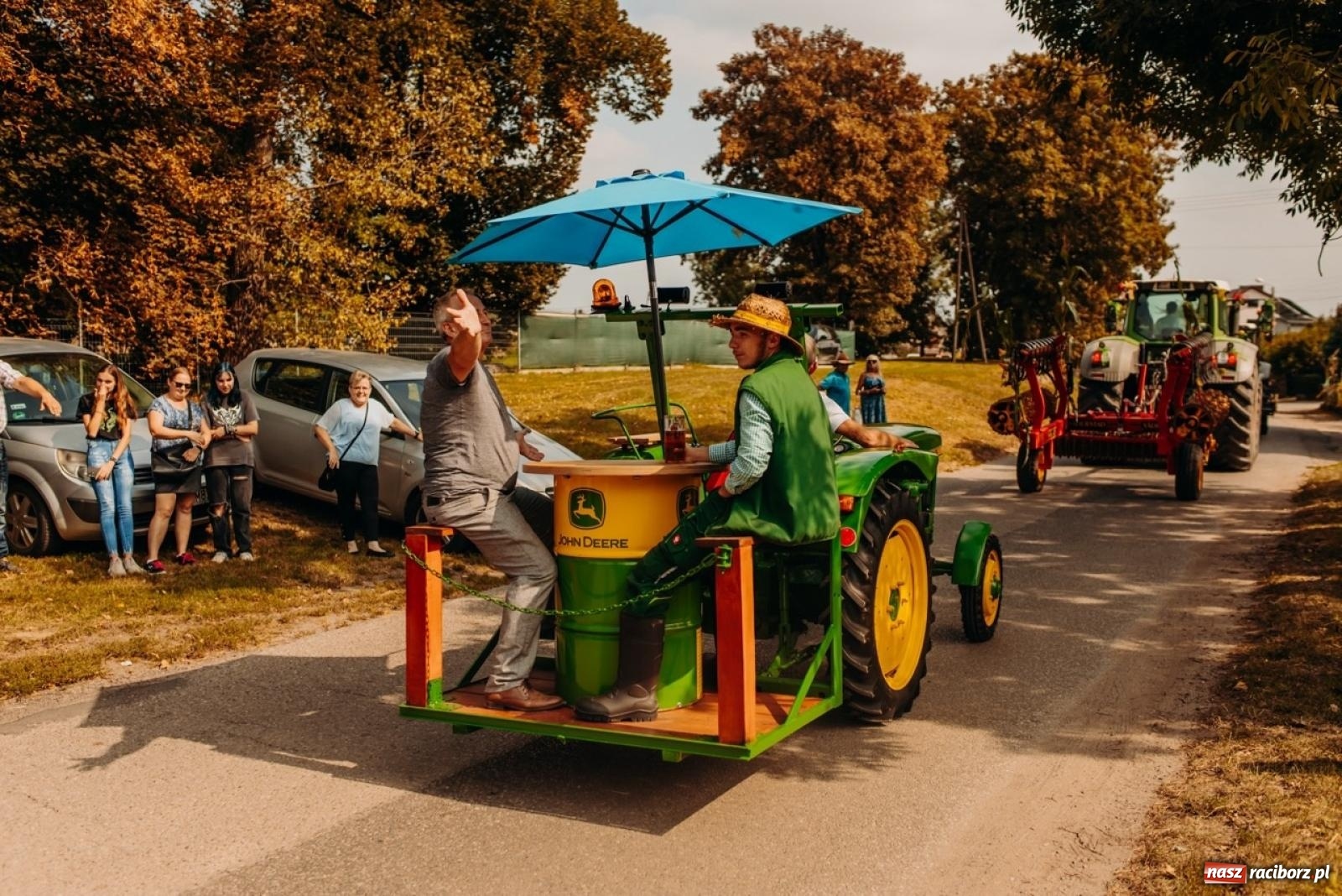Zdjęcie w galerii na portalu naszraciborz.pl: Gmina Rudnik świętuje w Modzurowie: Przez wieś przejechał korowód maszyn wiadomości z regionu