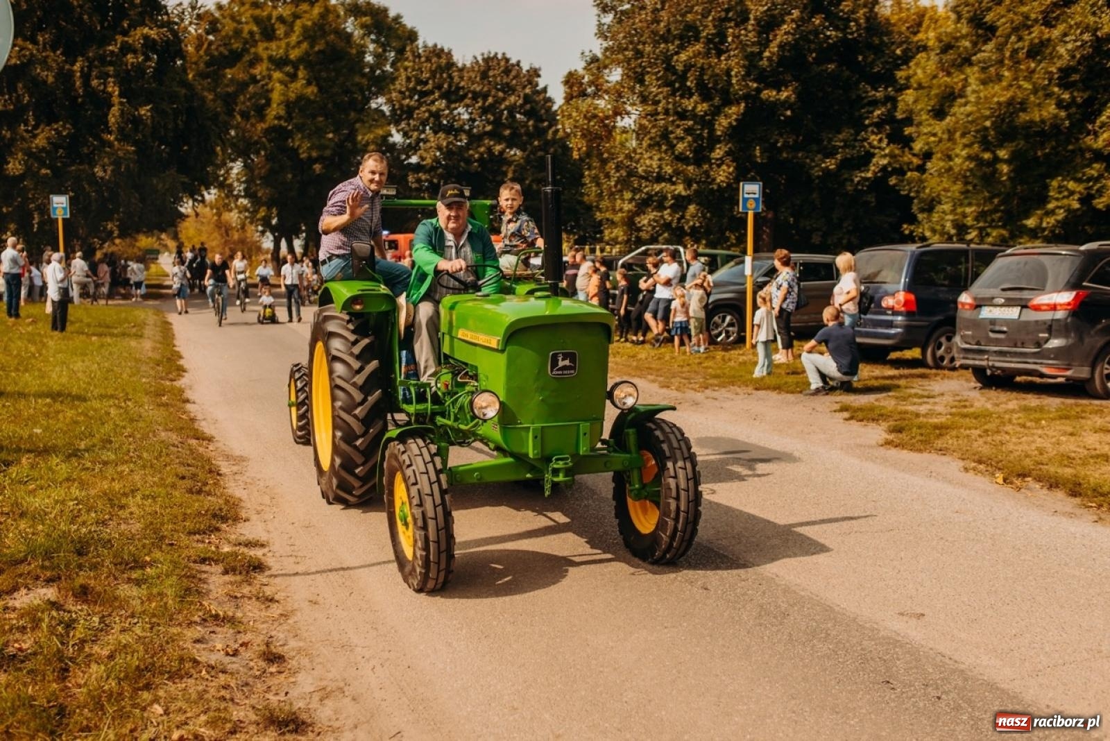 Zdjęcie w galerii na portalu naszraciborz.pl: Gmina Rudnik świętuje w Modzurowie: Przez wieś przejechał korowód maszyn wiadomości z regionu