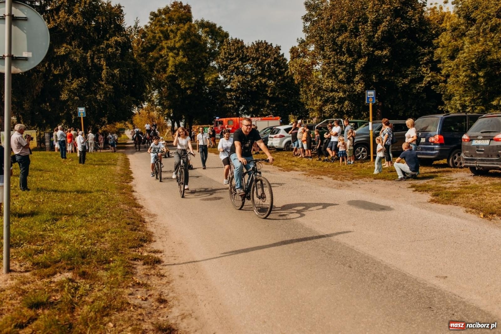 Zdjęcie w galerii na portalu naszraciborz.pl: Gmina Rudnik świętuje w Modzurowie: Przez wieś przejechał korowód maszyn wiadomości z regionu