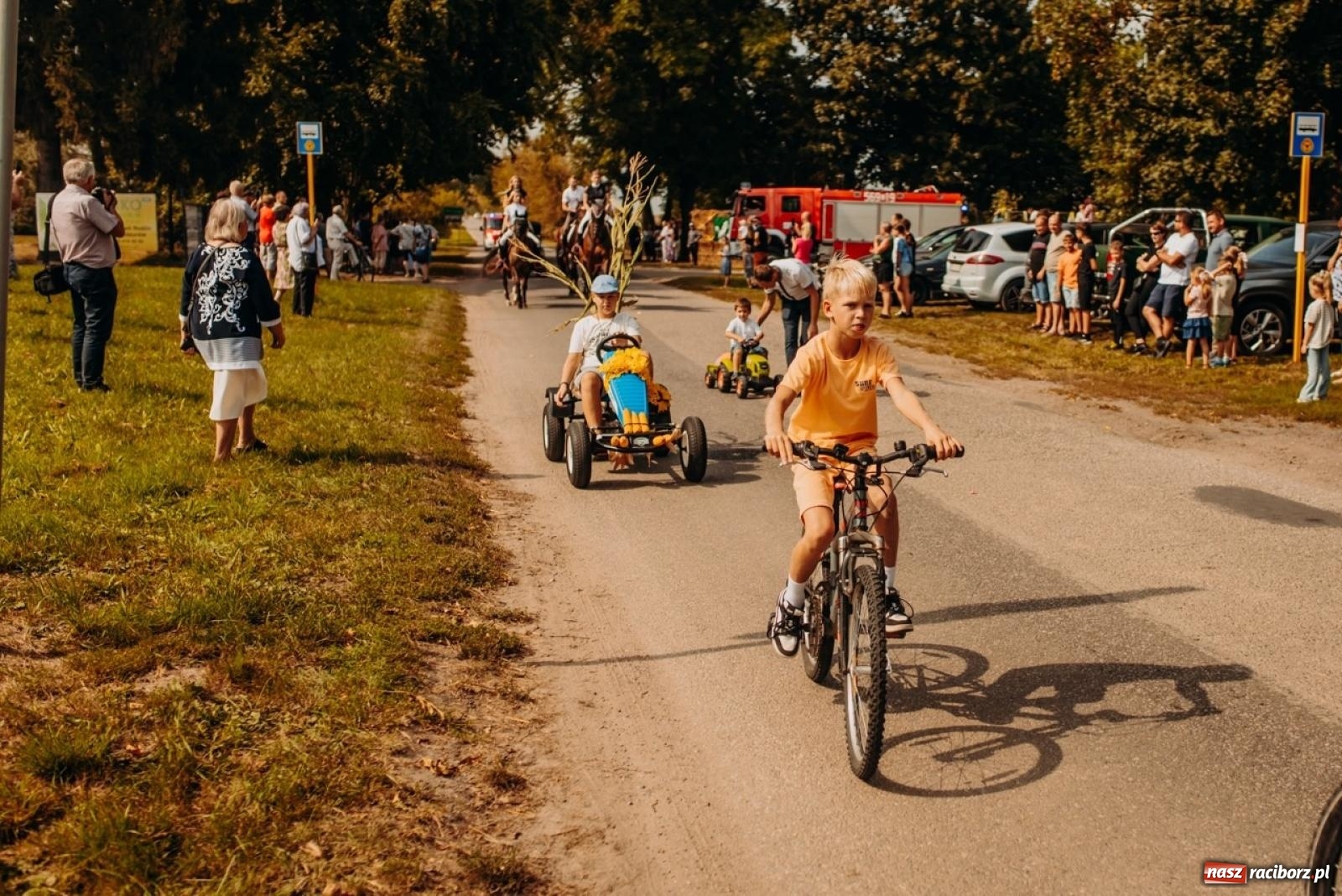 Zdjęcie w galerii na portalu naszraciborz.pl: Gmina Rudnik świętuje w Modzurowie: Przez wieś przejechał korowód maszyn wiadomości z regionu