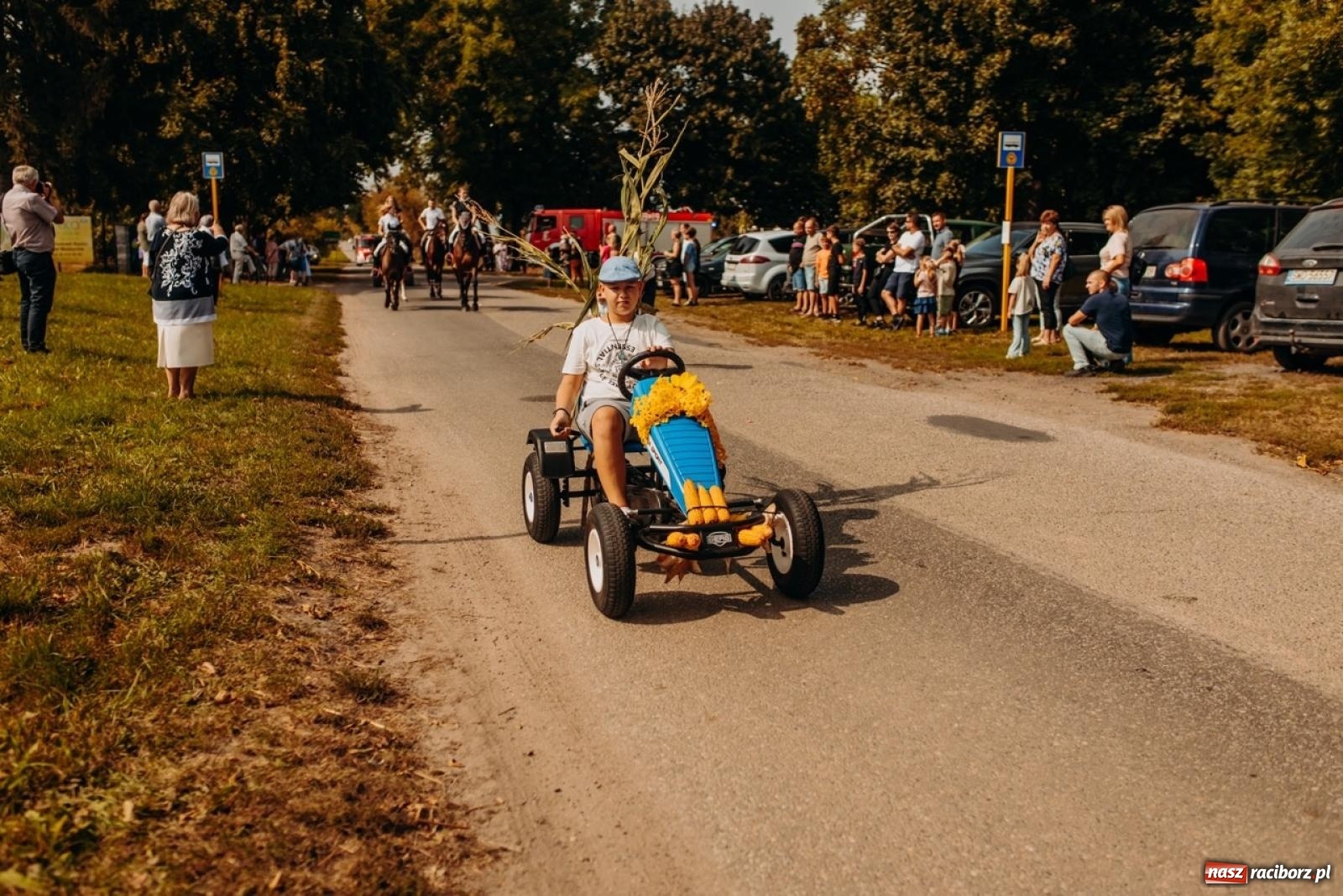 Zdjęcie w galerii na portalu naszraciborz.pl: Gmina Rudnik świętuje w Modzurowie: Przez wieś przejechał korowód maszyn wiadomości z regionu