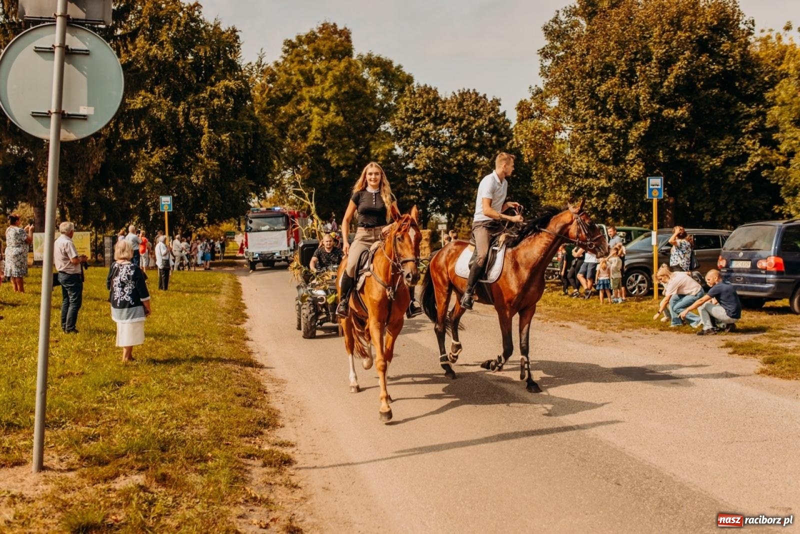 Zdjęcie w galerii na portalu naszraciborz.pl: Gmina Rudnik świętuje w Modzurowie: Przez wieś przejechał korowód maszyn wiadomości z regionu