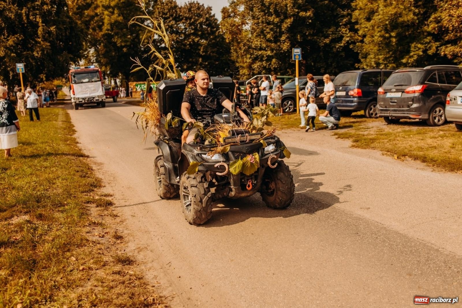 Zdjęcie w galerii na portalu naszraciborz.pl: Gmina Rudnik świętuje w Modzurowie: Przez wieś przejechał korowód maszyn wiadomości z regionu