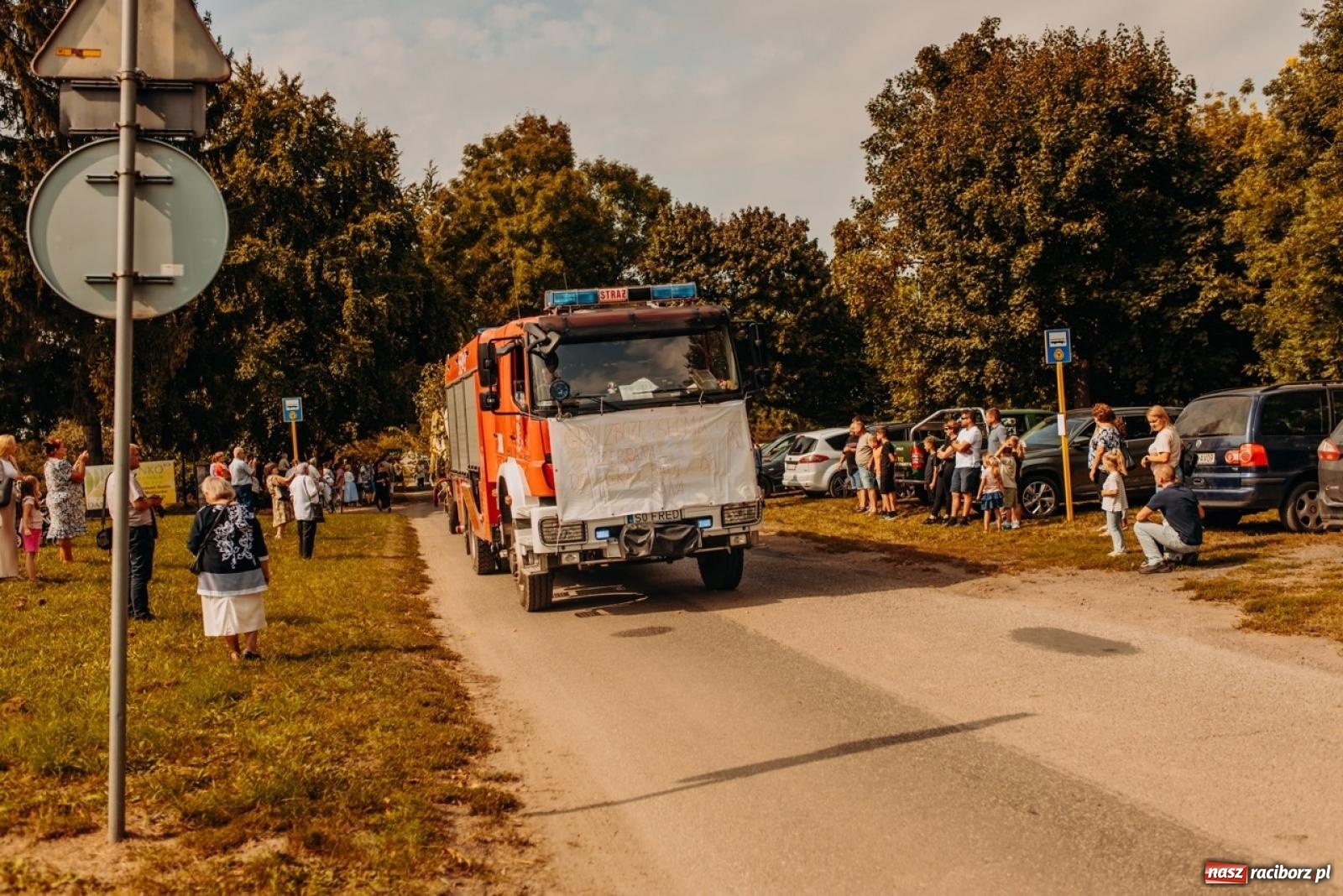 Zdjęcie w galerii na portalu naszraciborz.pl: Gmina Rudnik świętuje w Modzurowie: Przez wieś przejechał korowód maszyn wiadomości z regionu