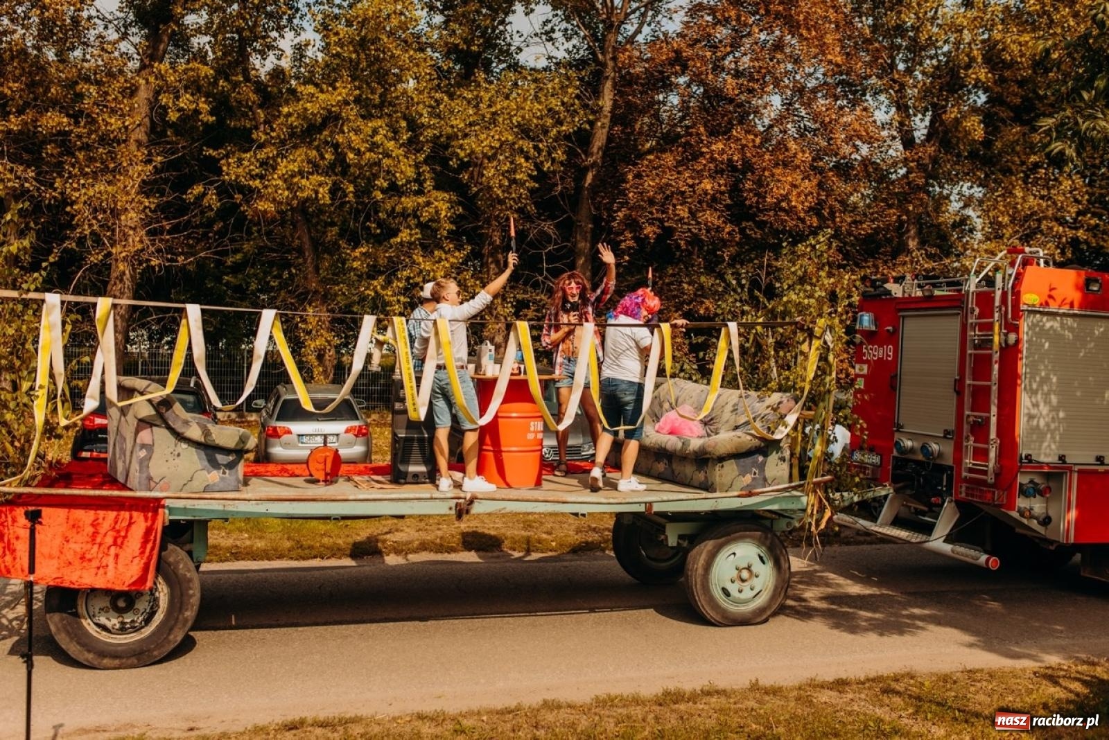 Zdjęcie w galerii na portalu naszraciborz.pl: Gmina Rudnik świętuje w Modzurowie: Przez wieś przejechał korowód maszyn wiadomości z regionu