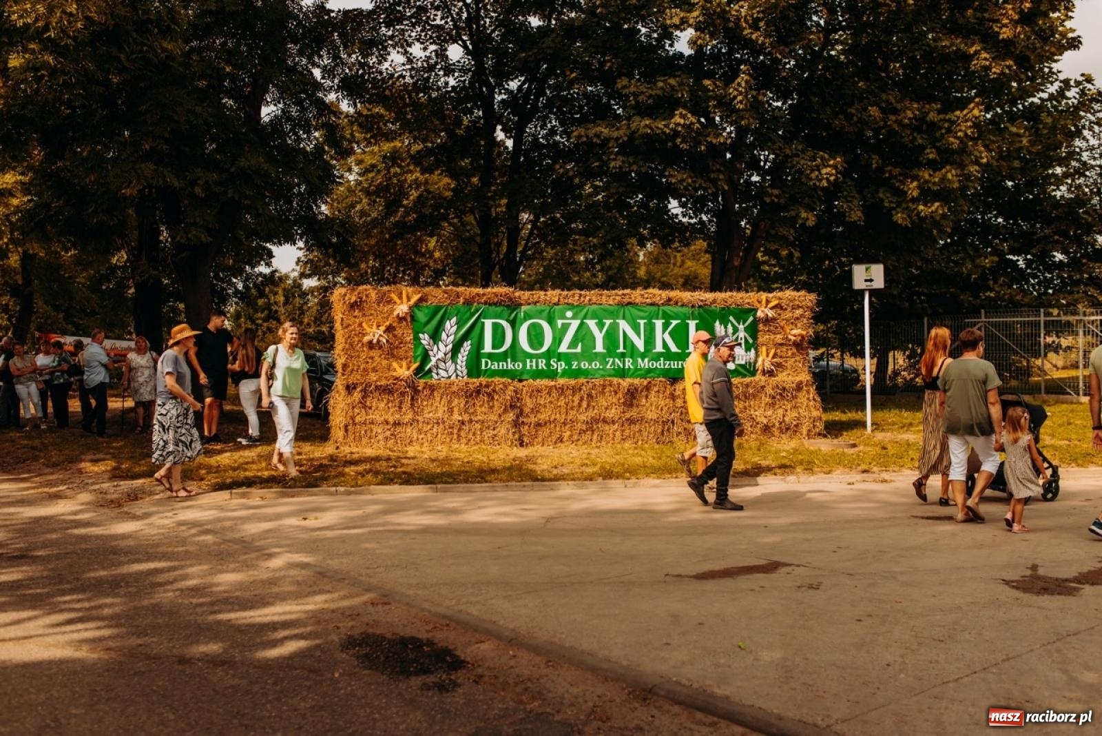 Zdjęcie w galerii na portalu naszraciborz.pl: Gmina Rudnik świętuje w Modzurowie: Przez wieś przejechał korowód maszyn wiadomości z regionu