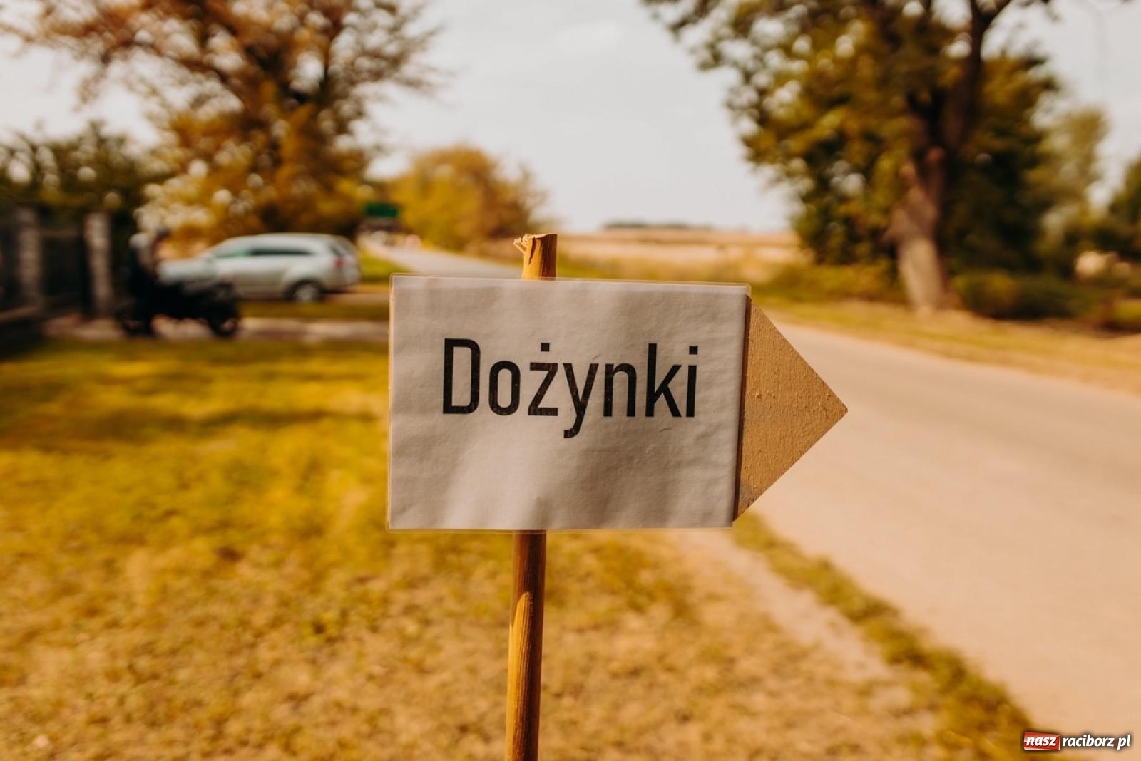 Zdjęcie w galerii na portalu naszraciborz.pl: Gmina Rudnik świętuje w Modzurowie: Przez wieś przejechał korowód maszyn wiadomości z regionu