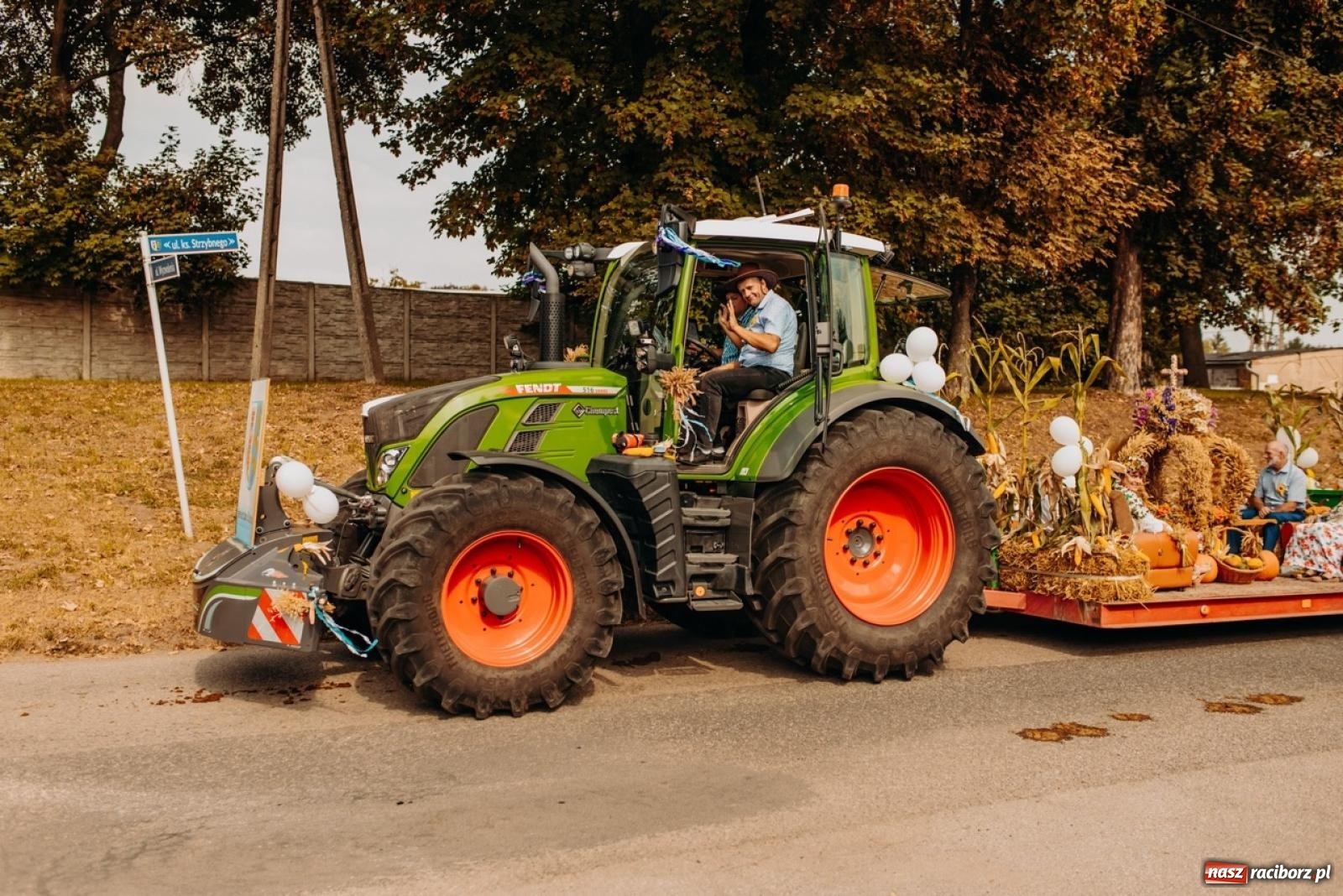 Zdjęcie w galerii na portalu naszraciborz.pl: Gmina Rudnik świętuje w Modzurowie: Przez wieś przejechał korowód maszyn wiadomości z regionu