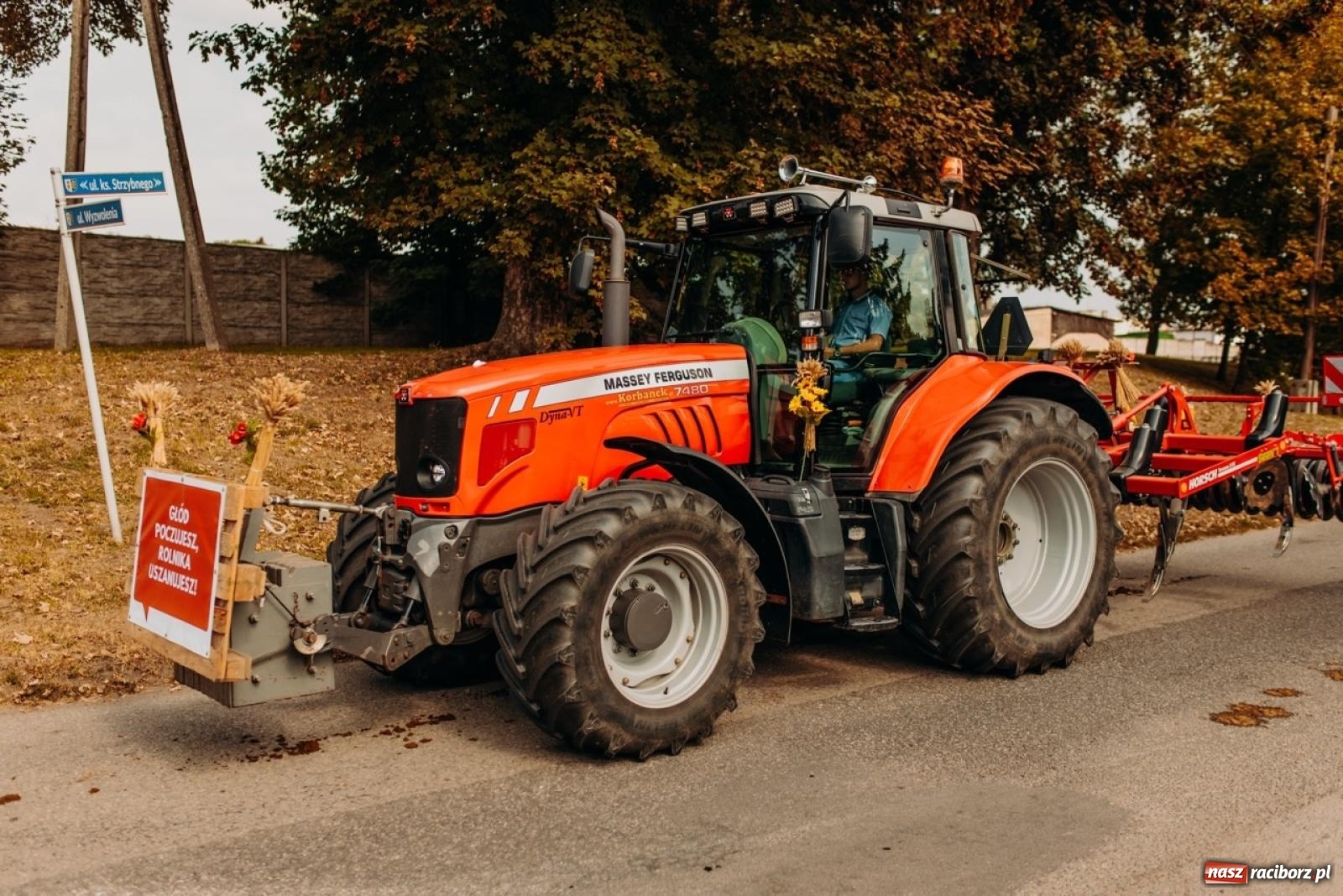 Zdjęcie w galerii na portalu naszraciborz.pl: Gmina Rudnik świętuje w Modzurowie: Przez wieś przejechał korowód maszyn wiadomości z regionu