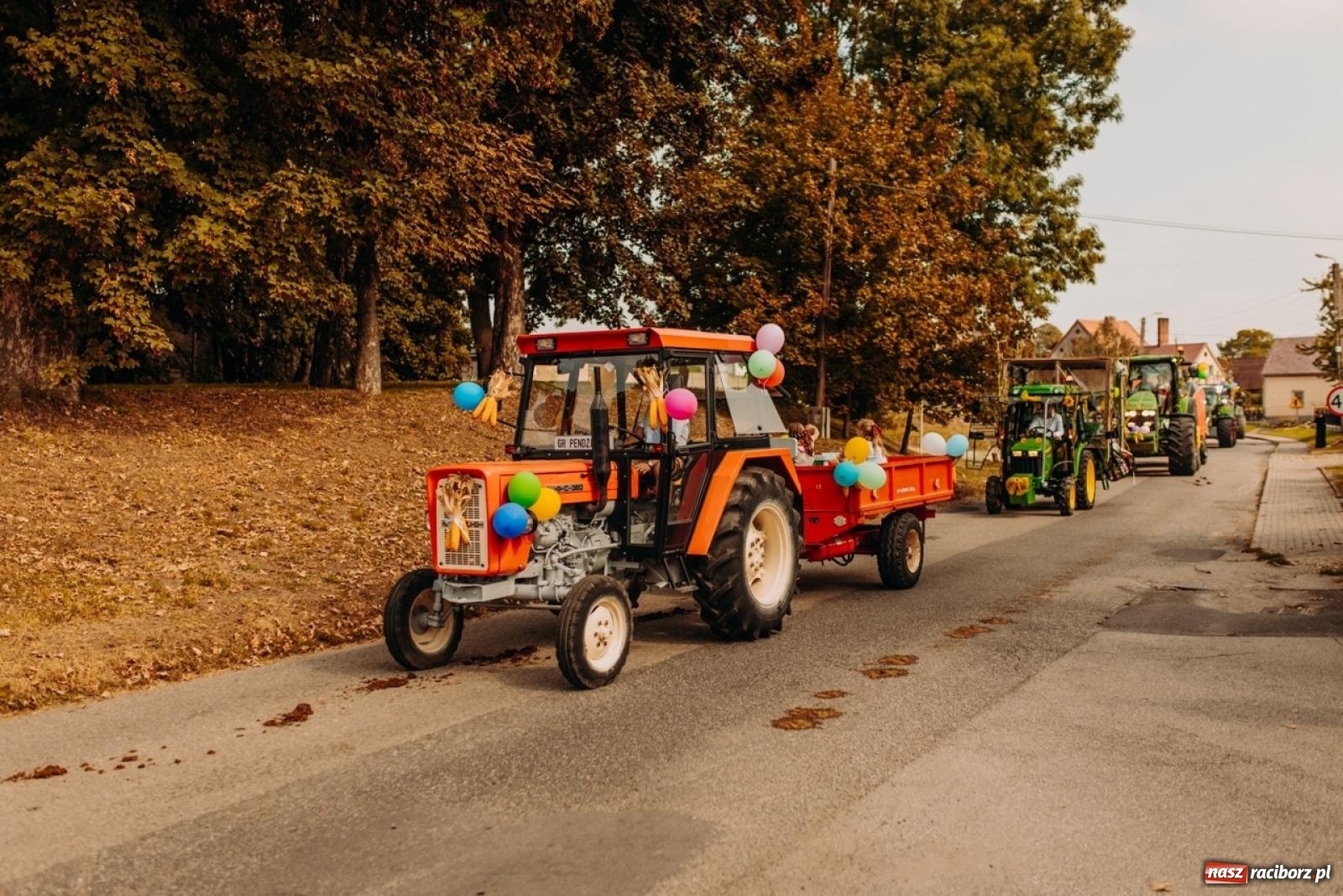 Zdjęcie w galerii na portalu naszraciborz.pl: Gmina Rudnik świętuje w Modzurowie: Przez wieś przejechał korowód maszyn wiadomości z regionu