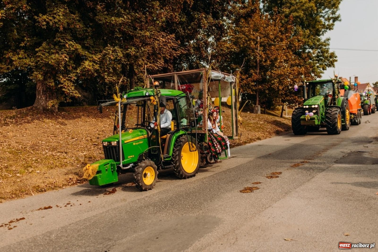 Zdjęcie w galerii na portalu naszraciborz.pl: Gmina Rudnik świętuje w Modzurowie: Przez wieś przejechał korowód maszyn wiadomości z regionu