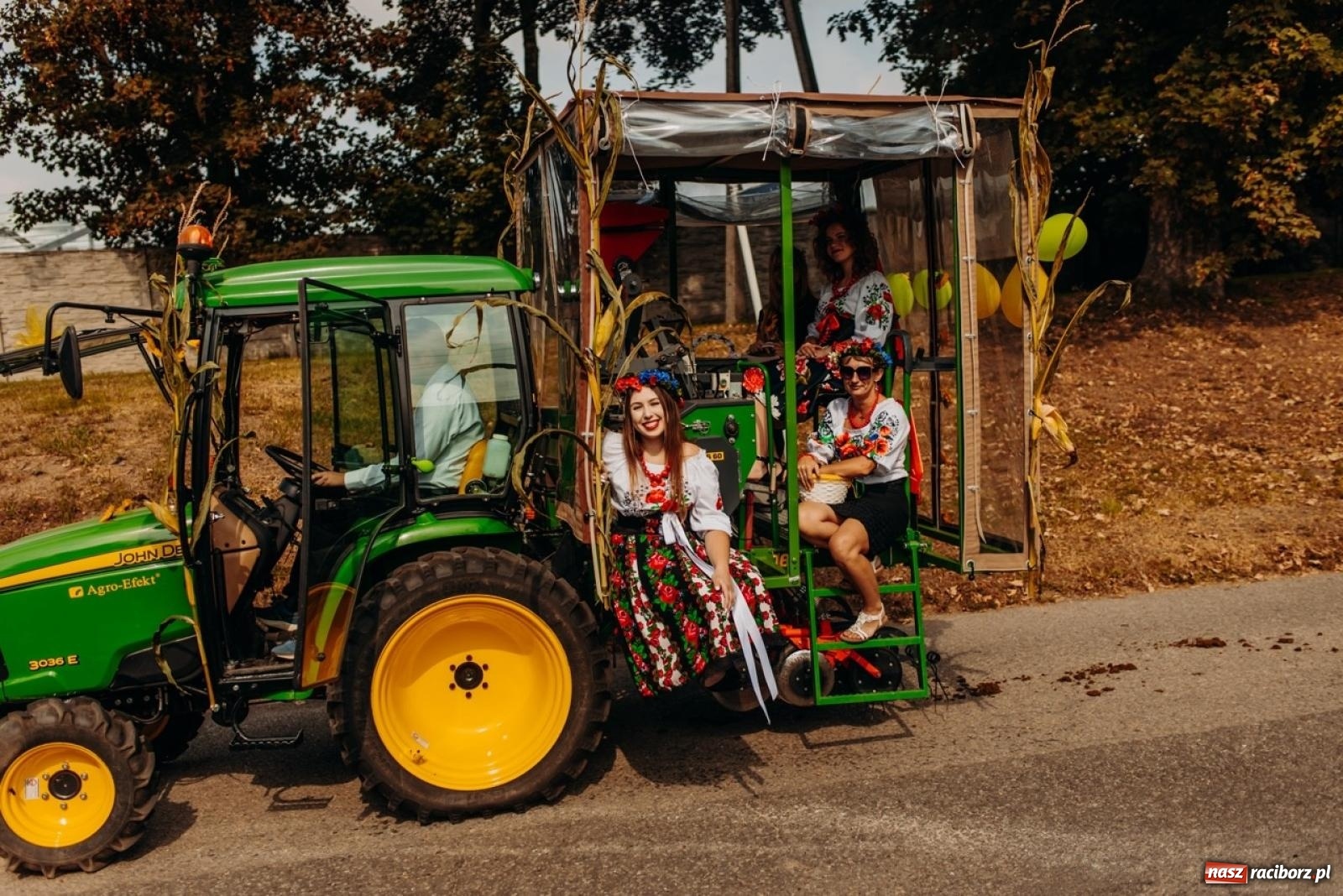 Zdjęcie w galerii na portalu naszraciborz.pl: Gmina Rudnik świętuje w Modzurowie: Przez wieś przejechał korowód maszyn wiadomości z regionu