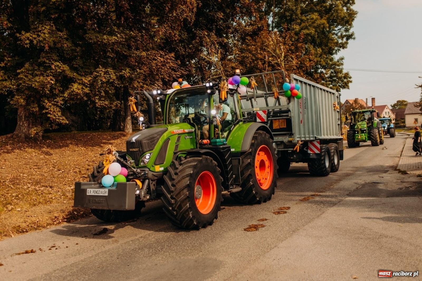 Zdjęcie w galerii na portalu naszraciborz.pl: Gmina Rudnik świętuje w Modzurowie: Przez wieś przejechał korowód maszyn wiadomości z regionu