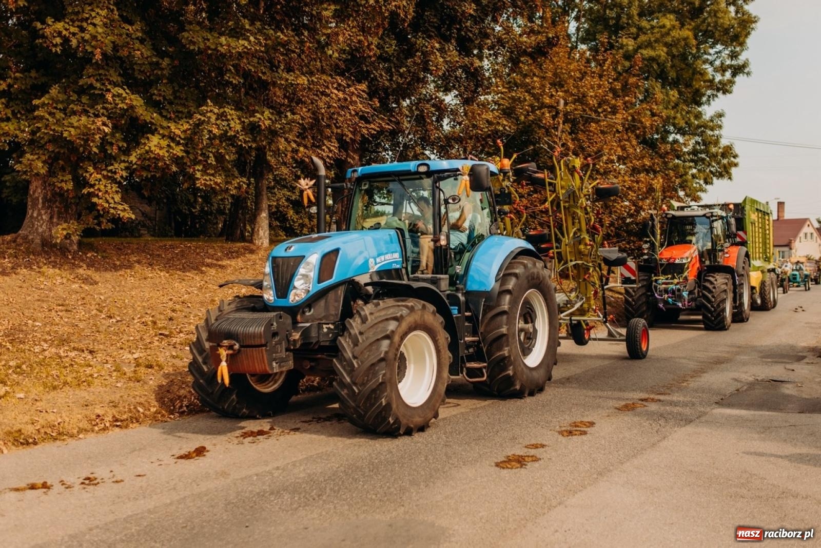 Zdjęcie w galerii na portalu naszraciborz.pl: Gmina Rudnik świętuje w Modzurowie: Przez wieś przejechał korowód maszyn wiadomości z regionu