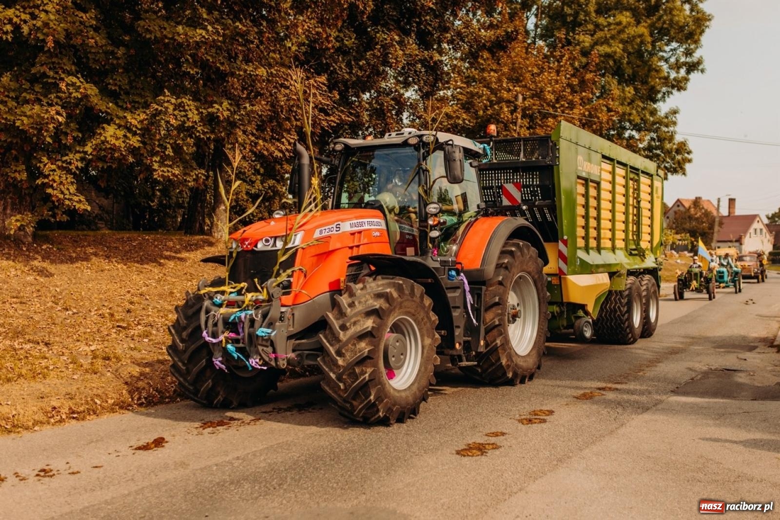 Zdjęcie w galerii na portalu naszraciborz.pl: Gmina Rudnik świętuje w Modzurowie: Przez wieś przejechał korowód maszyn wiadomości z regionu
