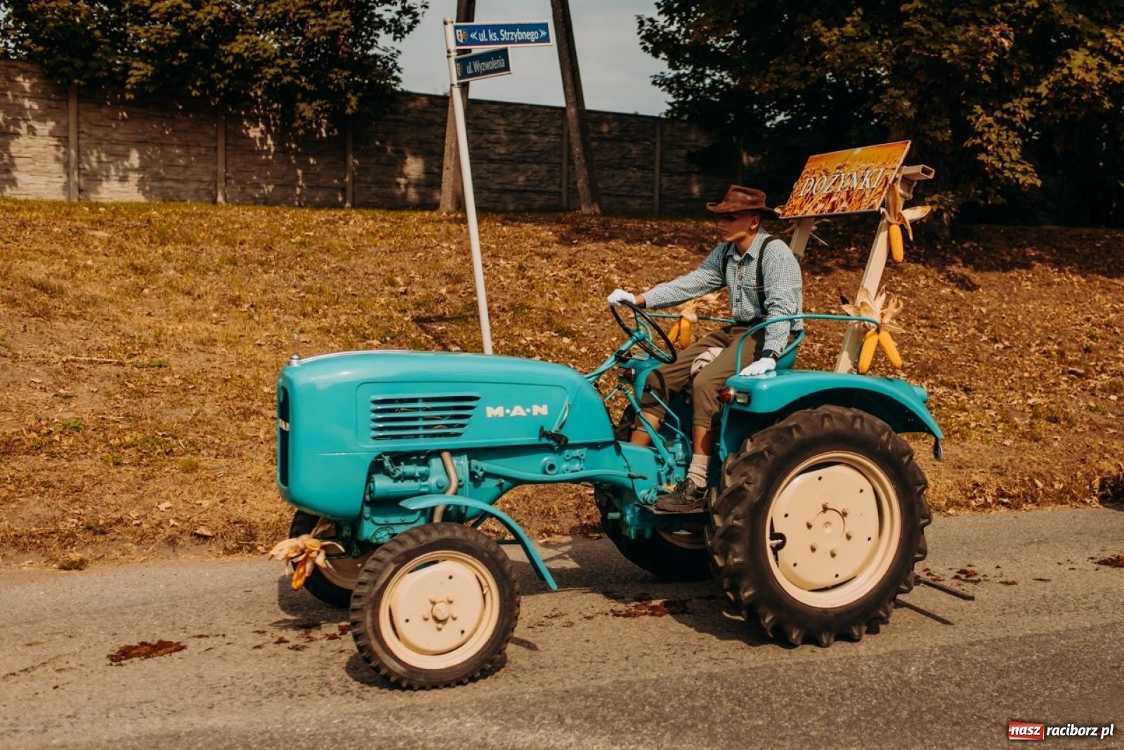 Zdjęcie w galerii na portalu naszraciborz.pl: Gmina Rudnik świętuje w Modzurowie: Przez wieś przejechał korowód maszyn wiadomości z regionu