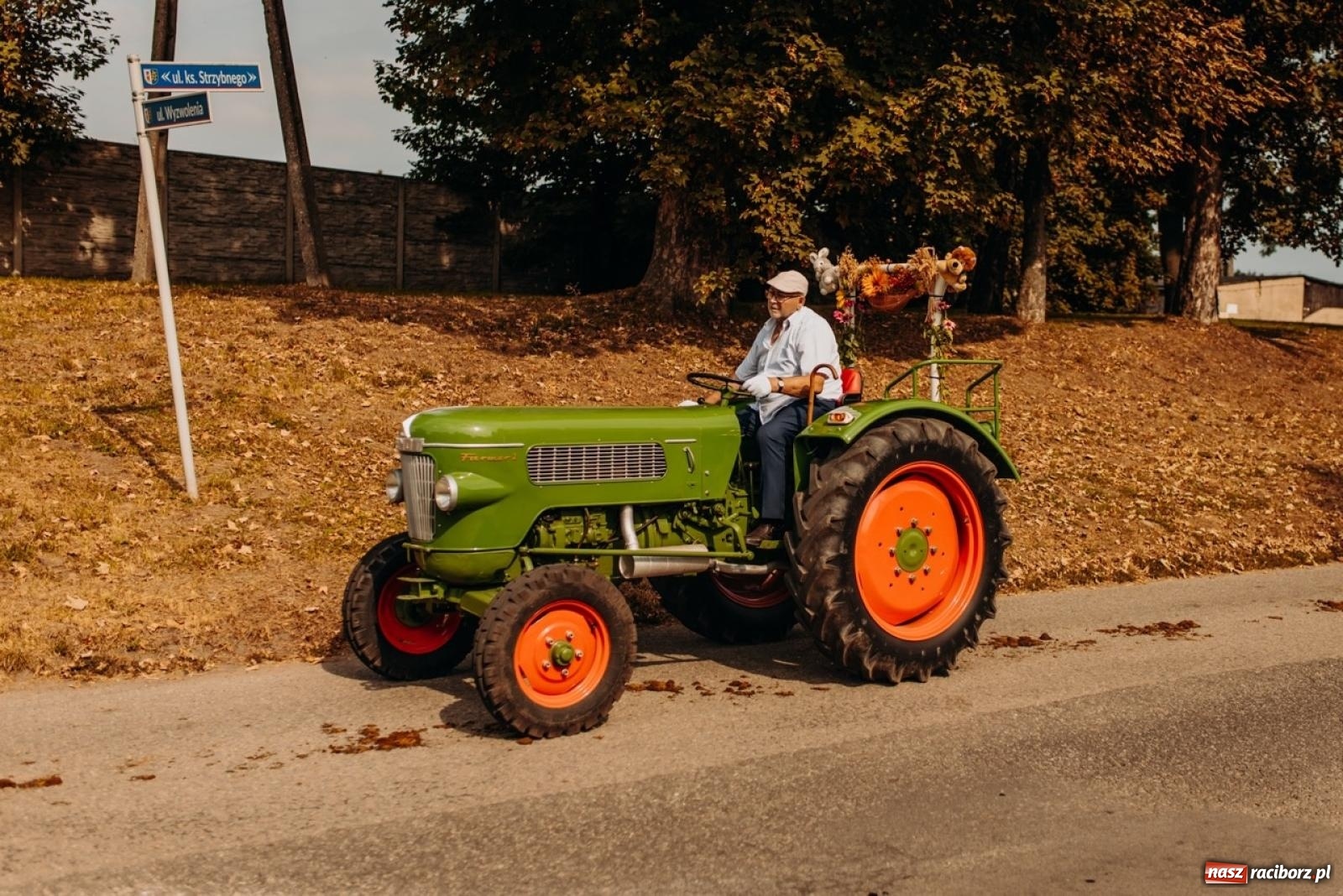 Zdjęcie w galerii na portalu naszraciborz.pl: Gmina Rudnik świętuje w Modzurowie: Przez wieś przejechał korowód maszyn wiadomości z regionu