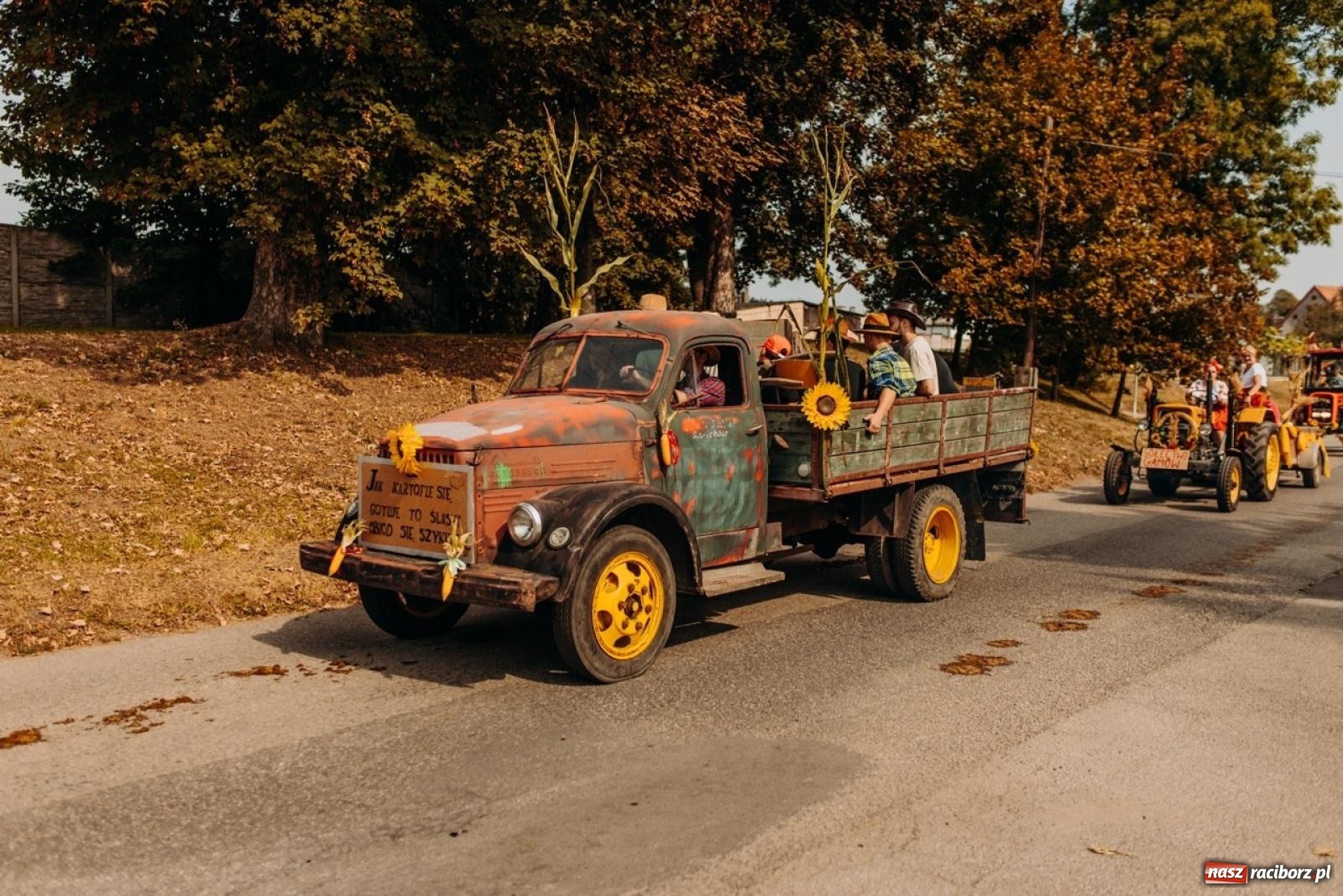 Zdjęcie w galerii na portalu naszraciborz.pl: Gmina Rudnik świętuje w Modzurowie: Przez wieś przejechał korowód maszyn wiadomości z regionu