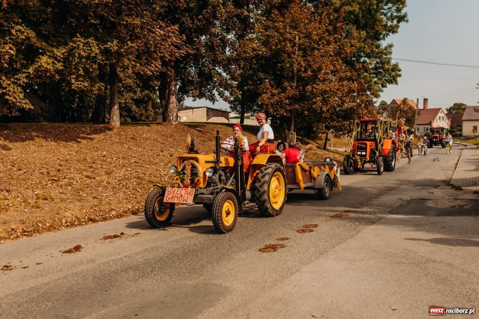 Zdjęcie w galerii na portalu naszraciborz.pl: Gmina Rudnik świętuje w Modzurowie: Przez wieś przejechał korowód maszyn wiadomości z regionu