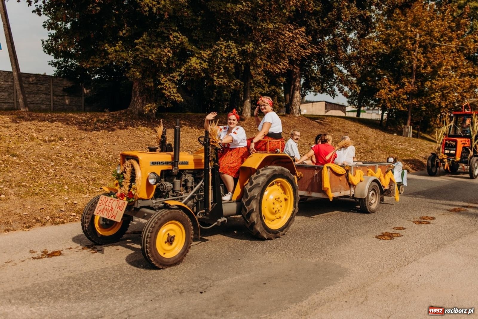 Zdjęcie w galerii na portalu naszraciborz.pl: Gmina Rudnik świętuje w Modzurowie: Przez wieś przejechał korowód maszyn wiadomości z regionu