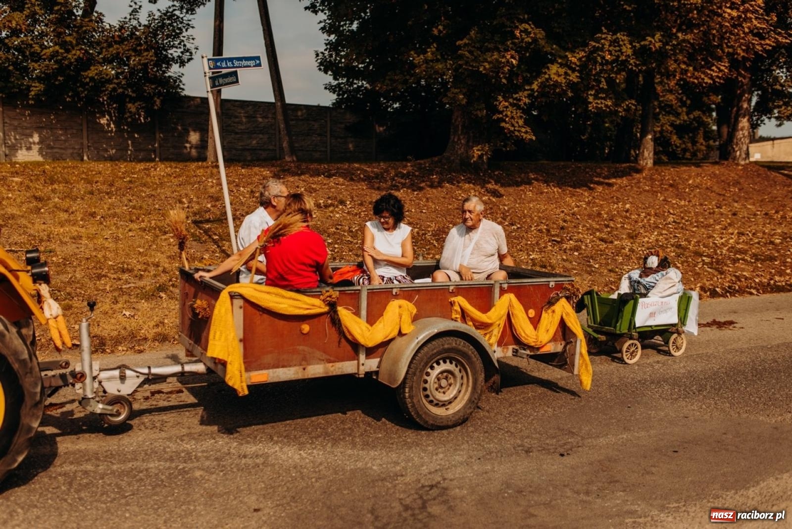 Zdjęcie w galerii na portalu naszraciborz.pl: Gmina Rudnik świętuje w Modzurowie: Przez wieś przejechał korowód maszyn wiadomości z regionu