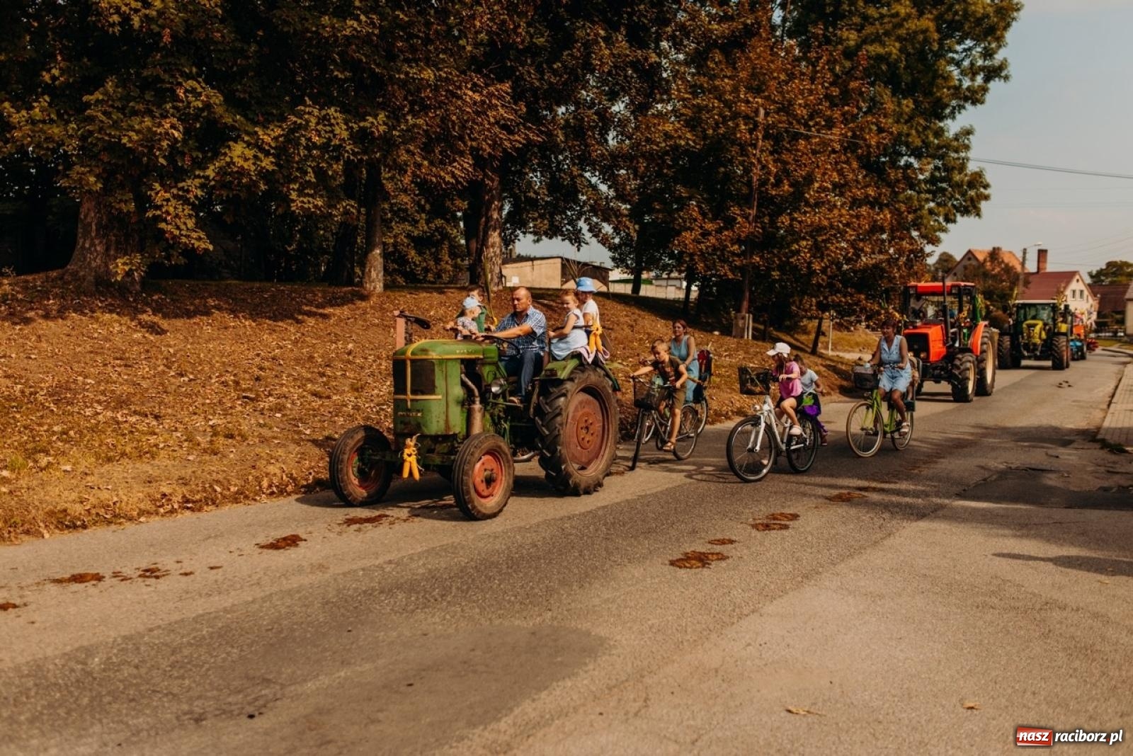 Zdjęcie w galerii na portalu naszraciborz.pl: Gmina Rudnik świętuje w Modzurowie: Przez wieś przejechał korowód maszyn wiadomości z regionu