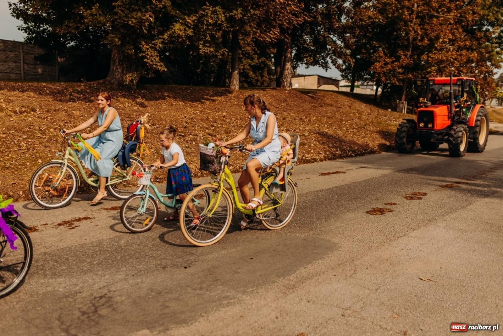 Zdjęcie w galerii na portalu naszraciborz.pl: Gmina Rudnik świętuje w Modzurowie: Przez wieś przejechał korowód maszyn wiadomości z regionu