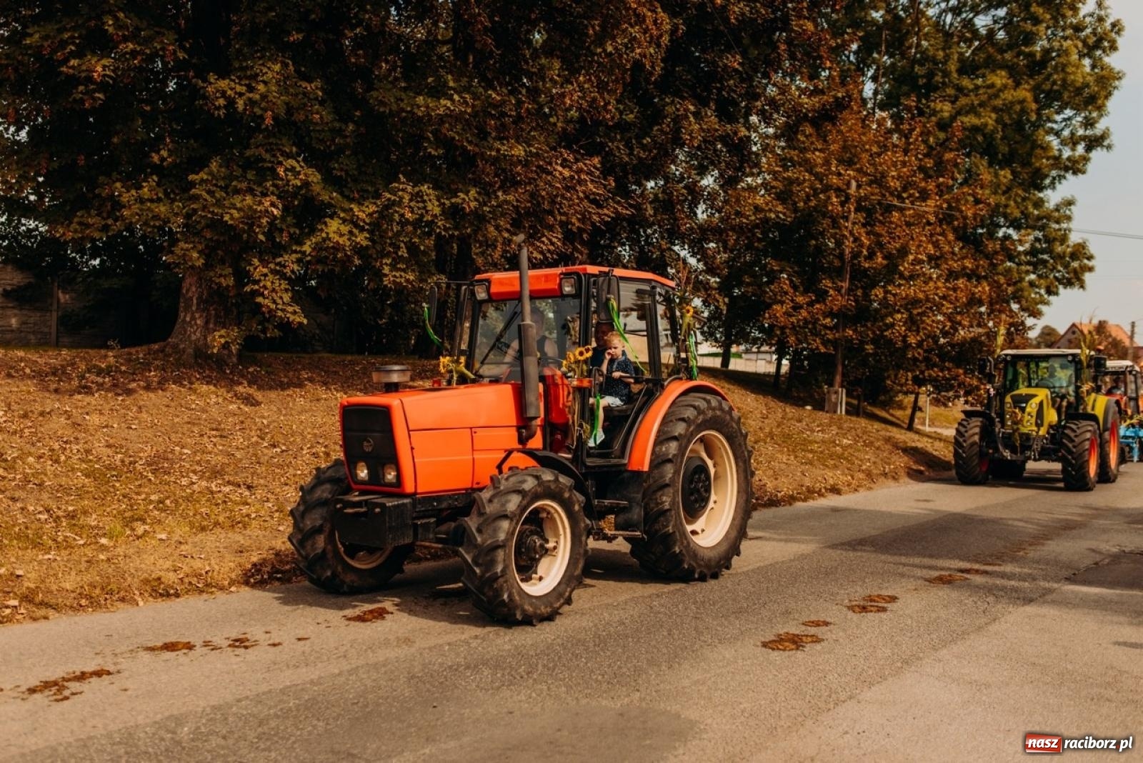 Zdjęcie w galerii na portalu naszraciborz.pl: Gmina Rudnik świętuje w Modzurowie: Przez wieś przejechał korowód maszyn wiadomości z regionu