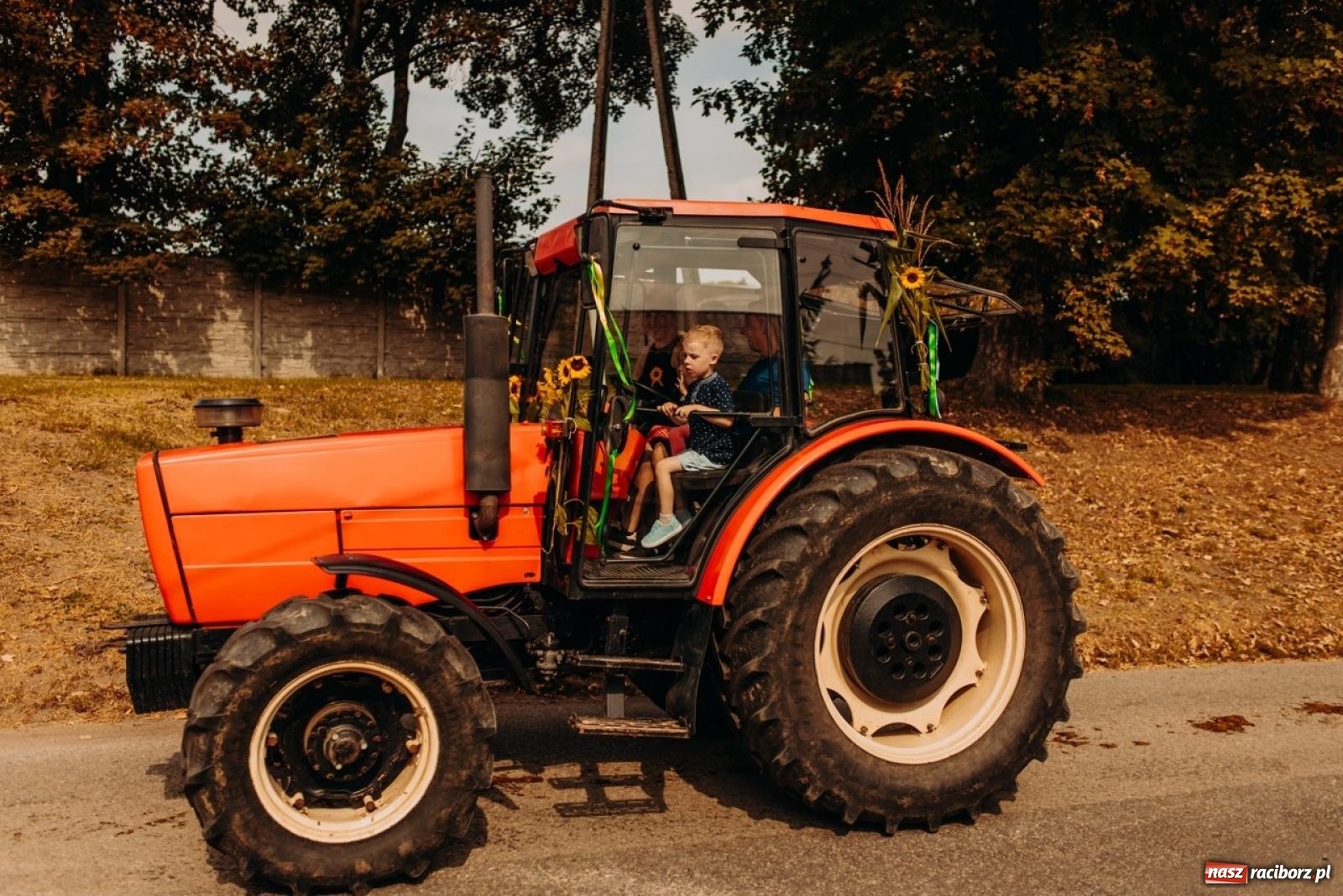 Zdjęcie w galerii na portalu naszraciborz.pl: Gmina Rudnik świętuje w Modzurowie: Przez wieś przejechał korowód maszyn wiadomości z regionu