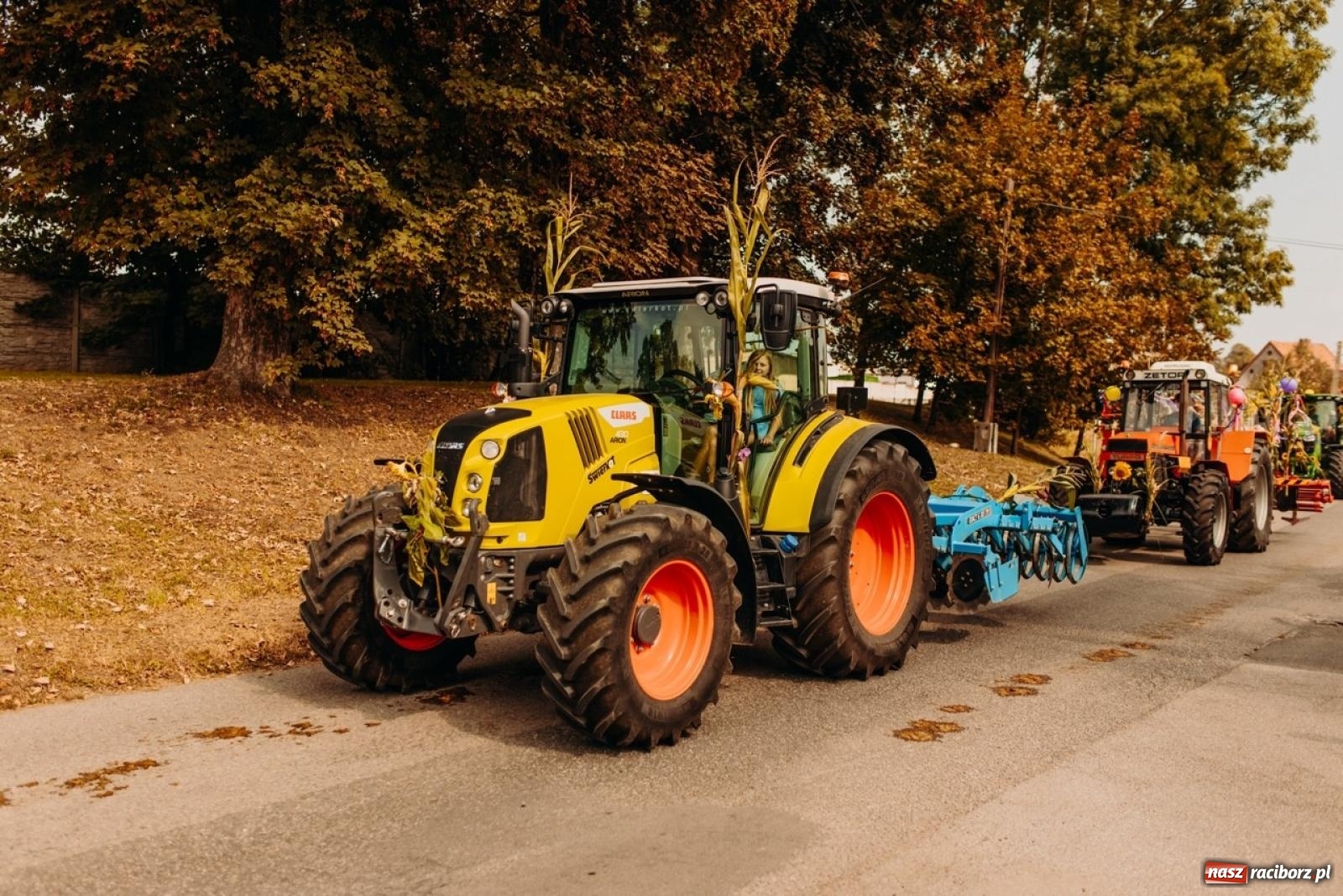 Zdjęcie w galerii na portalu naszraciborz.pl: Gmina Rudnik świętuje w Modzurowie: Przez wieś przejechał korowód maszyn wiadomości z regionu
