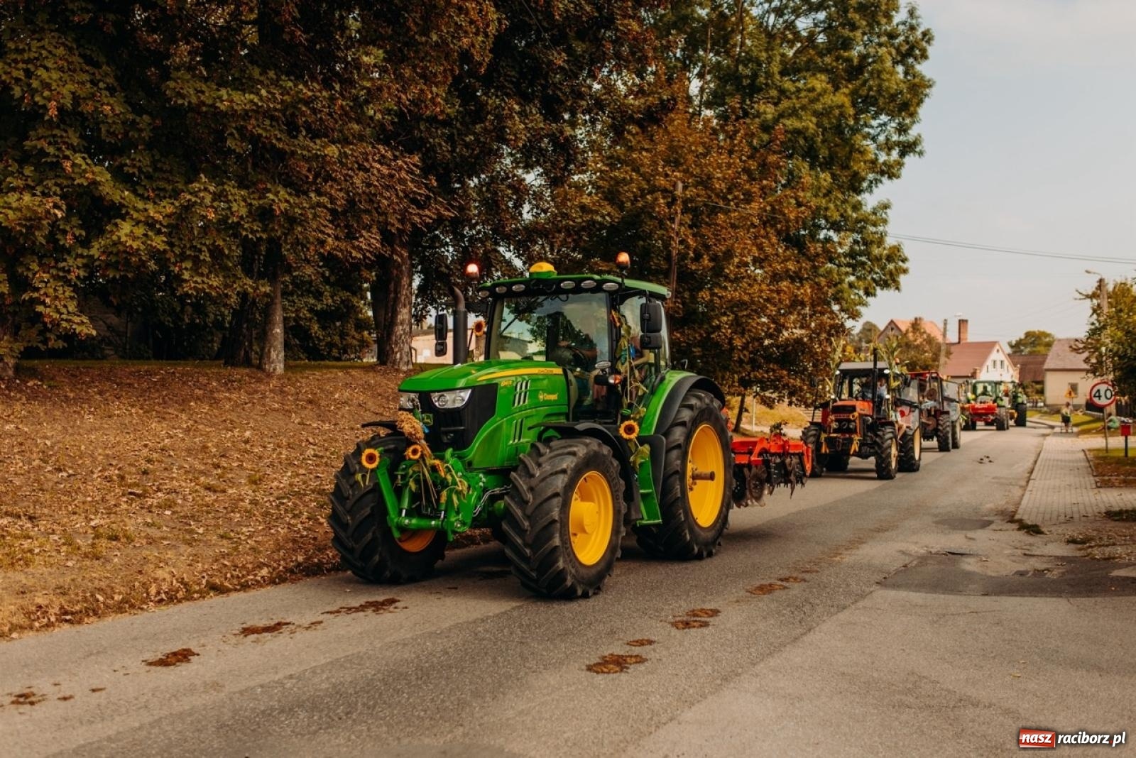 Zdjęcie w galerii na portalu naszraciborz.pl: Gmina Rudnik świętuje w Modzurowie: Przez wieś przejechał korowód maszyn wiadomości z regionu