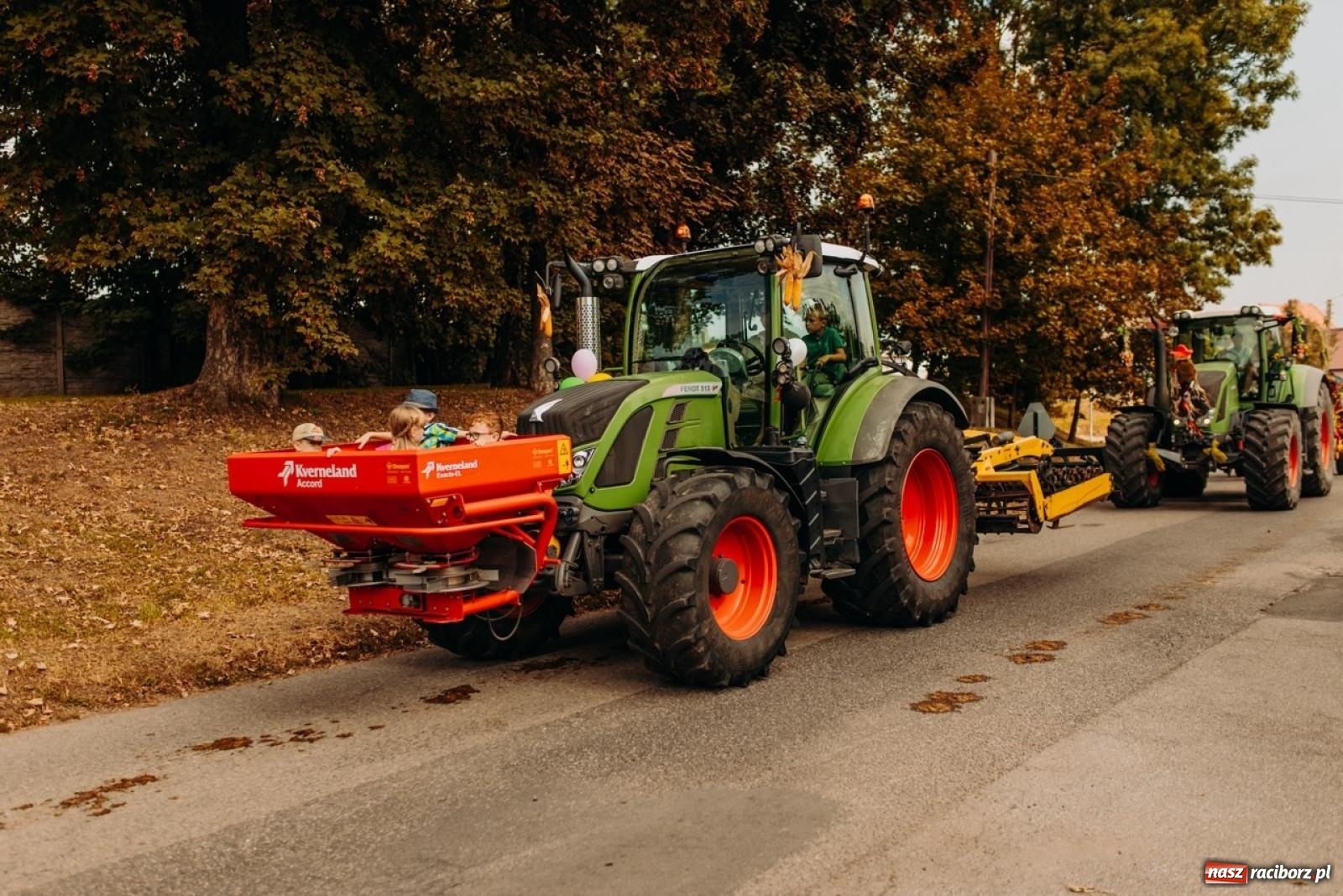 Zdjęcie w galerii na portalu naszraciborz.pl: Gmina Rudnik świętuje w Modzurowie: Przez wieś przejechał korowód maszyn wiadomości z regionu