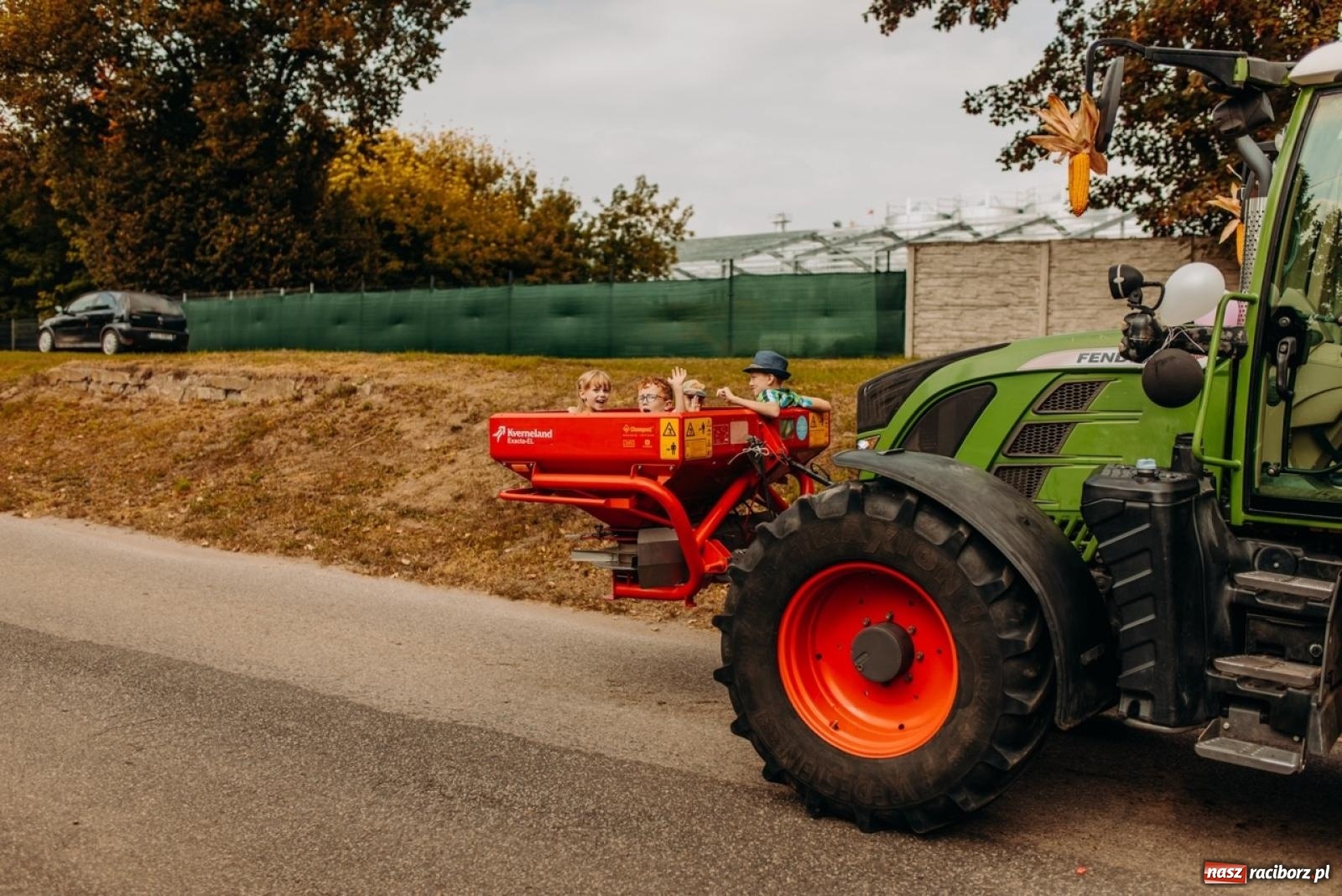Zdjęcie w galerii na portalu naszraciborz.pl: Gmina Rudnik świętuje w Modzurowie: Przez wieś przejechał korowód maszyn wiadomości z regionu