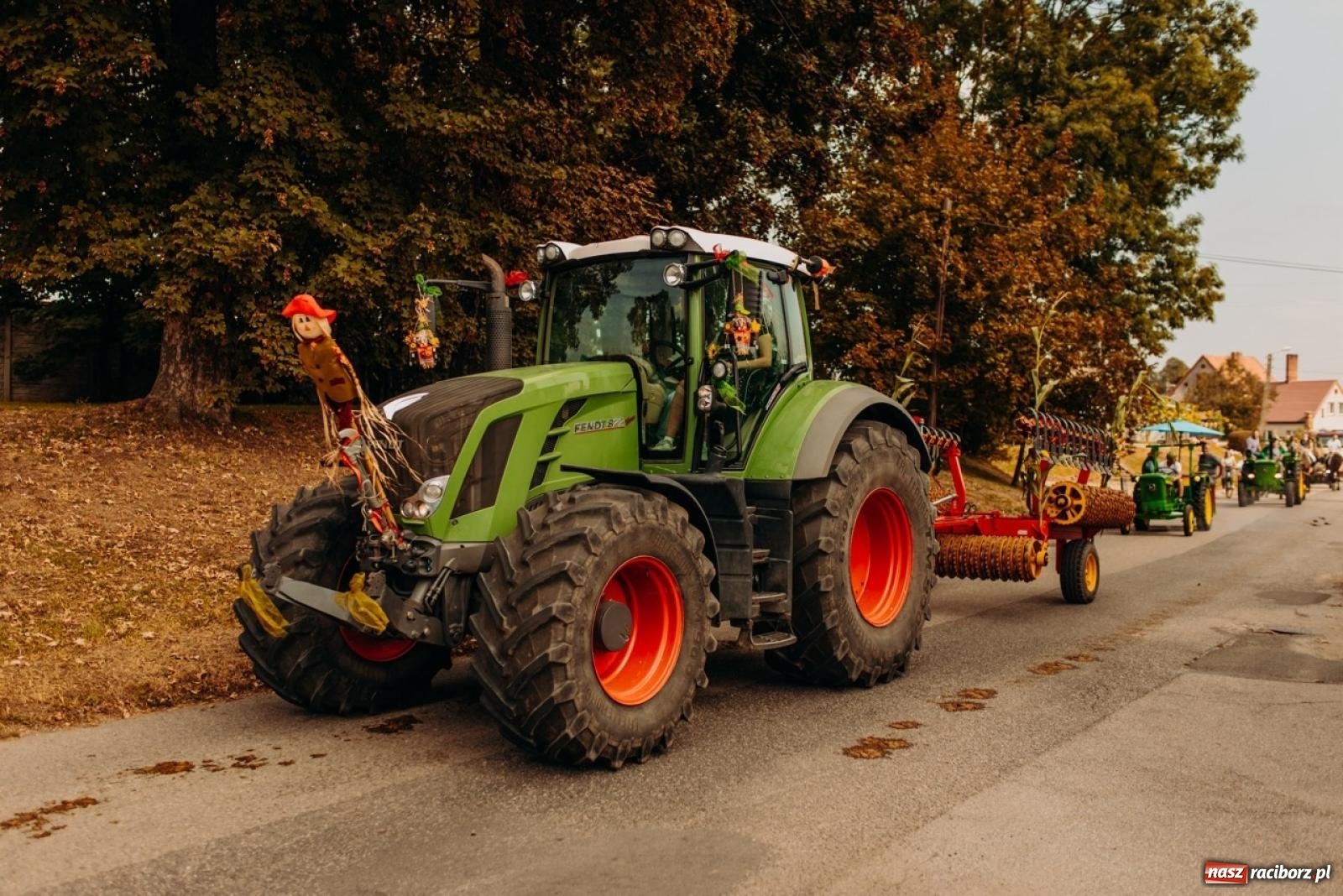 Zdjęcie w galerii na portalu naszraciborz.pl: Gmina Rudnik świętuje w Modzurowie: Przez wieś przejechał korowód maszyn wiadomości z regionu