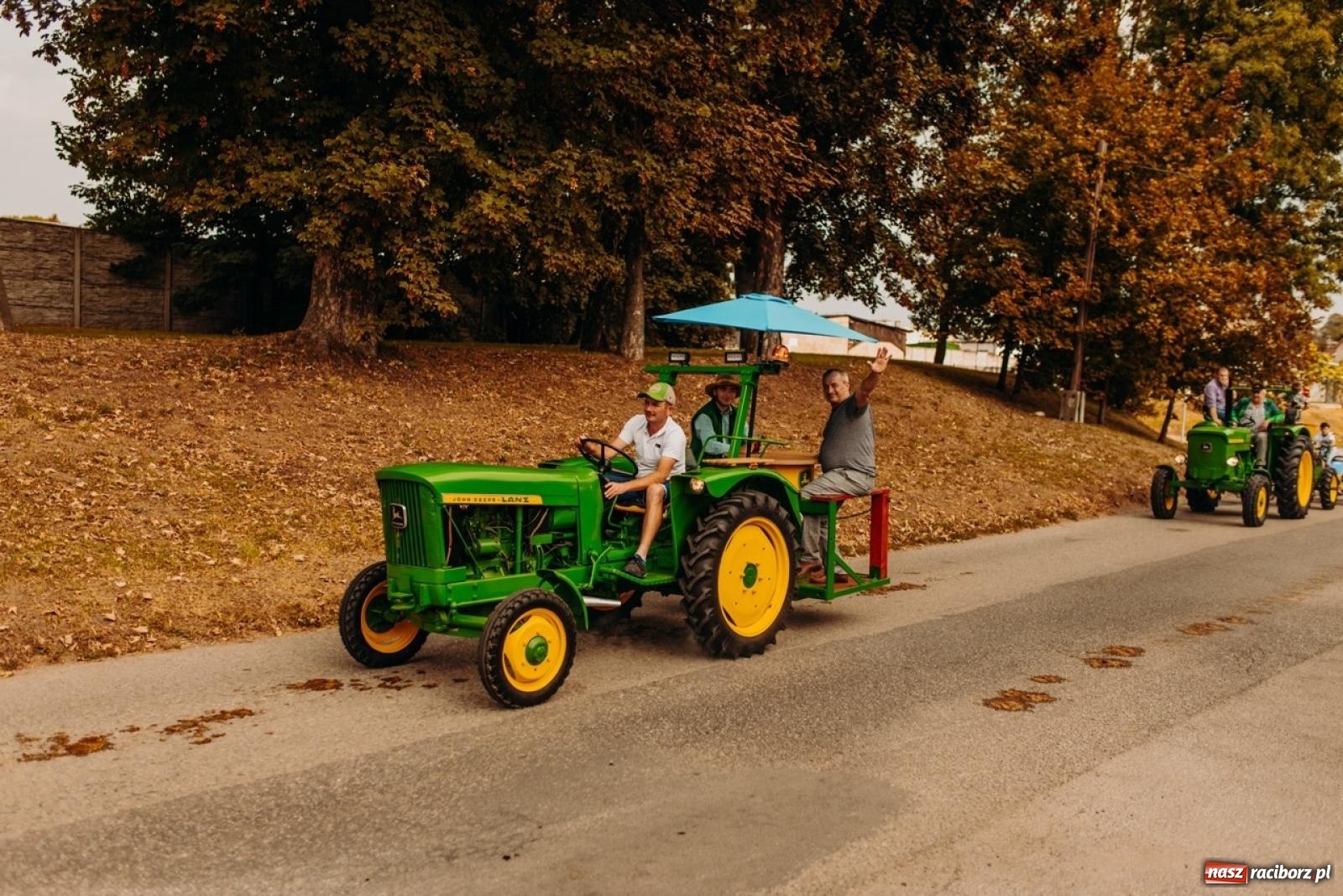 Zdjęcie w galerii na portalu naszraciborz.pl: Gmina Rudnik świętuje w Modzurowie: Przez wieś przejechał korowód maszyn wiadomości z regionu