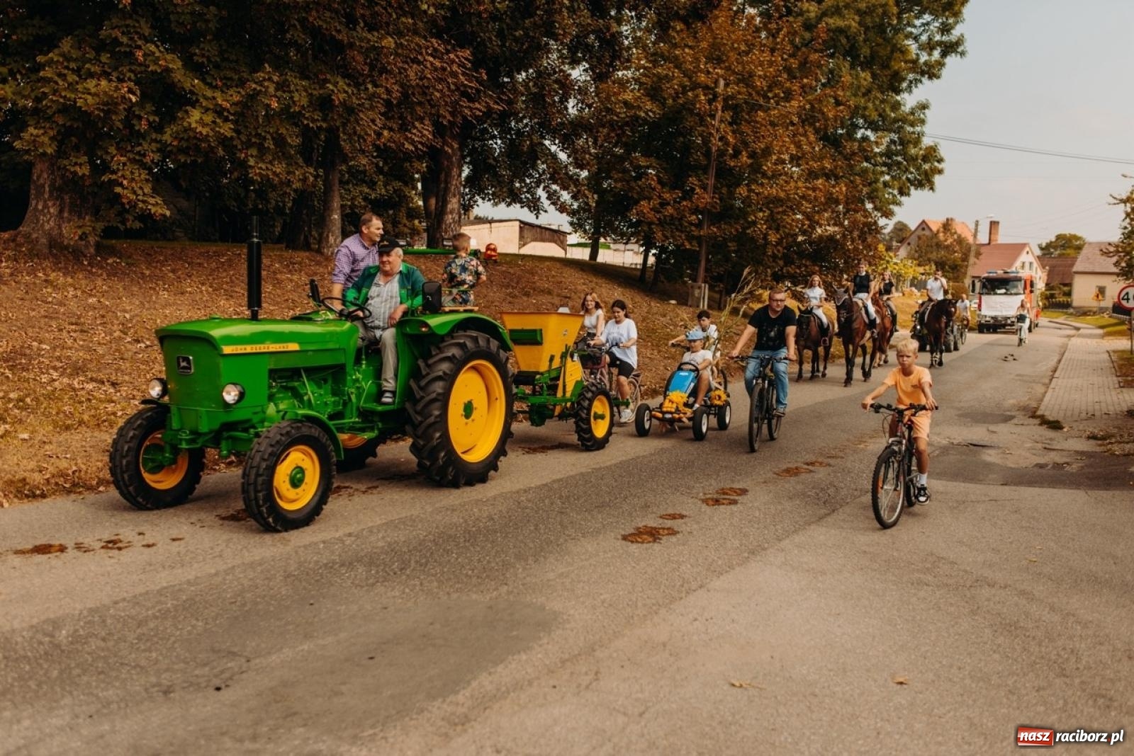 Zdjęcie w galerii na portalu naszraciborz.pl: Gmina Rudnik świętuje w Modzurowie: Przez wieś przejechał korowód maszyn wiadomości z regionu