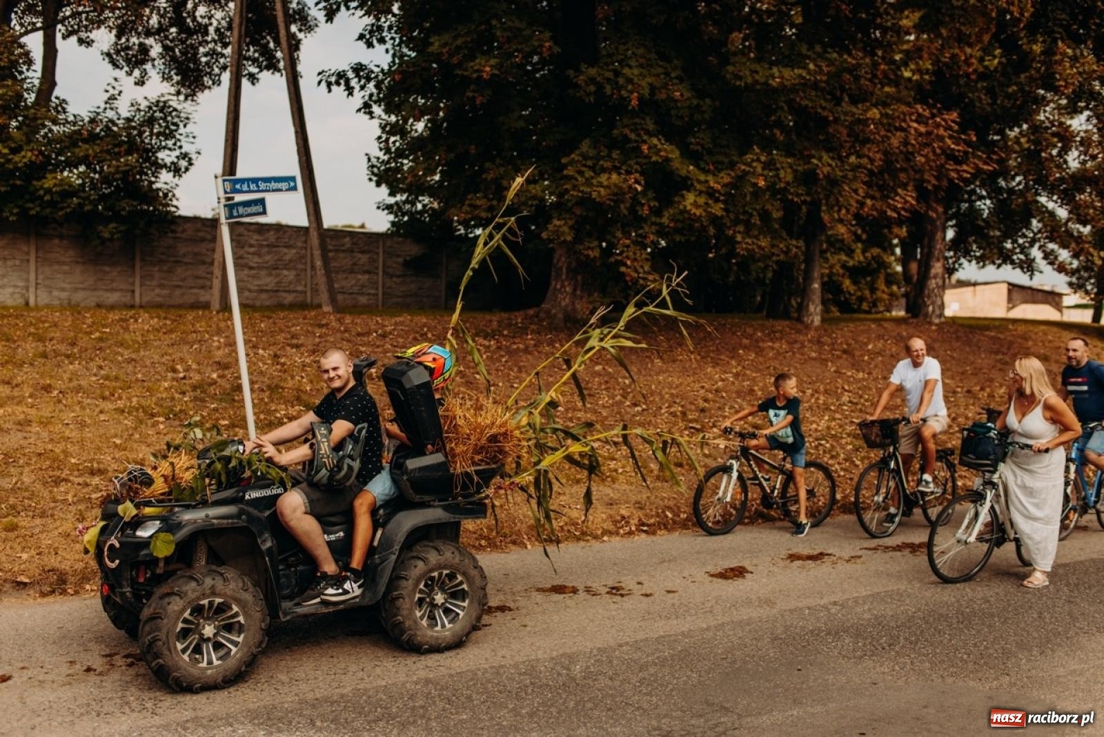 Zdjęcie w galerii na portalu naszraciborz.pl: Gmina Rudnik świętuje w Modzurowie: Przez wieś przejechał korowód maszyn wiadomości z regionu