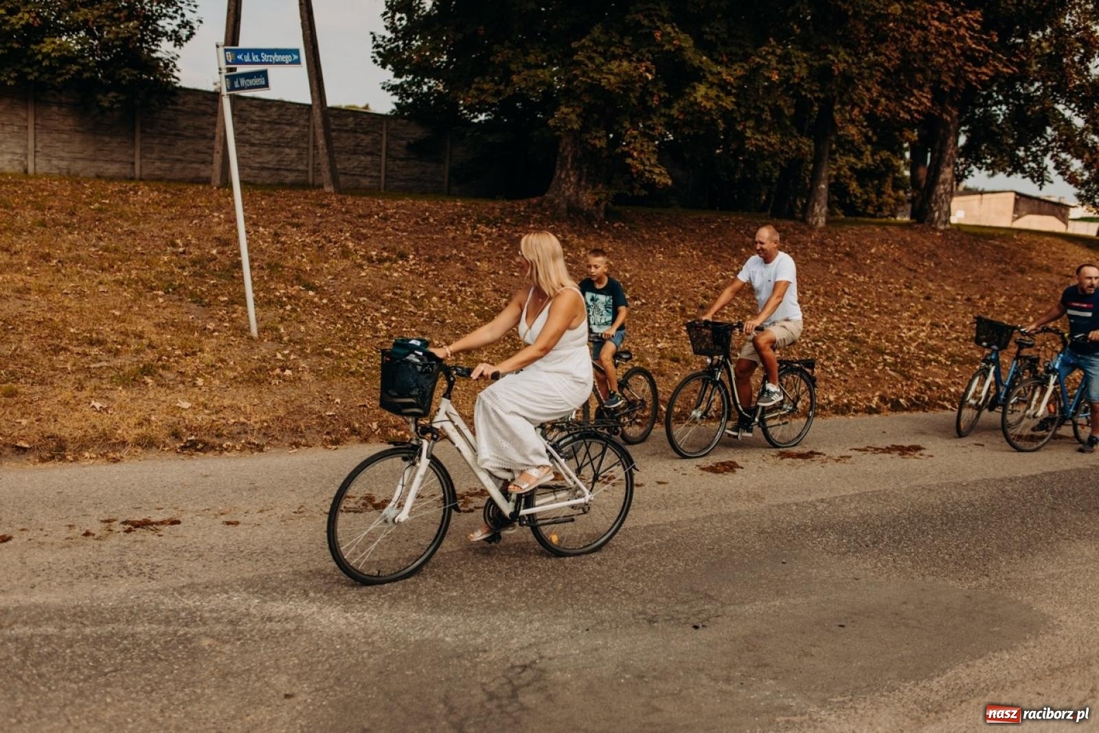 Zdjęcie w galerii na portalu naszraciborz.pl: Gmina Rudnik świętuje w Modzurowie: Przez wieś przejechał korowód maszyn wiadomości z regionu