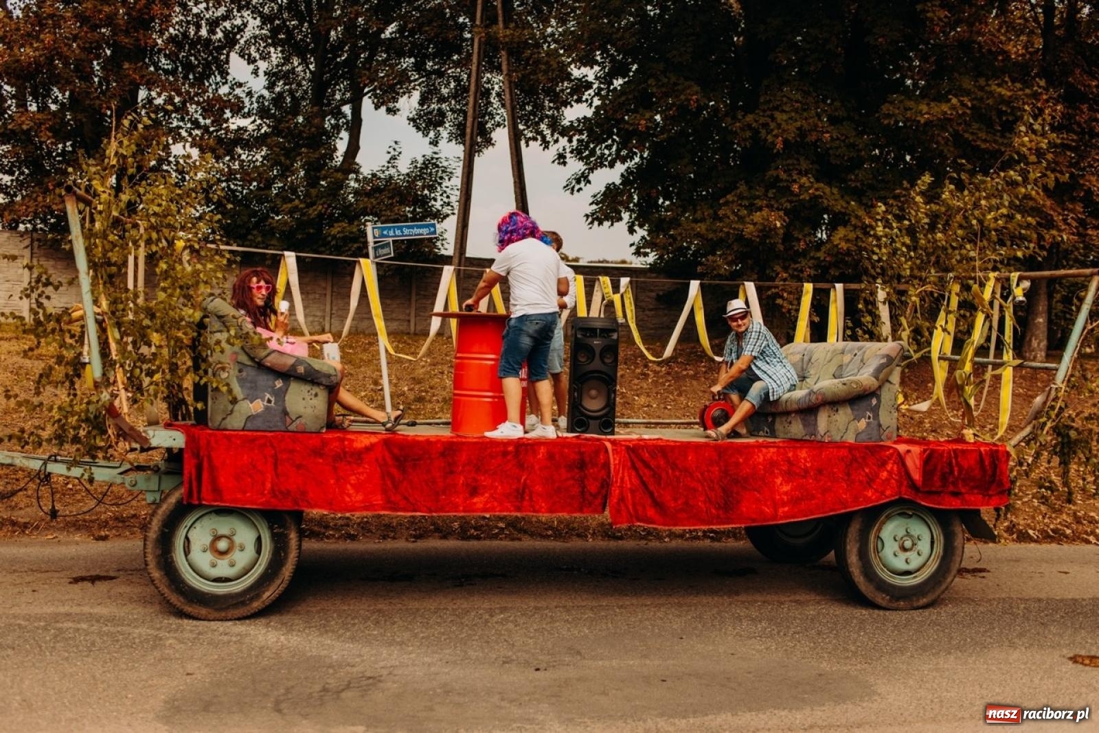 Zdjęcie w galerii na portalu naszraciborz.pl: Gmina Rudnik świętuje w Modzurowie: Przez wieś przejechał korowód maszyn wiadomości z regionu