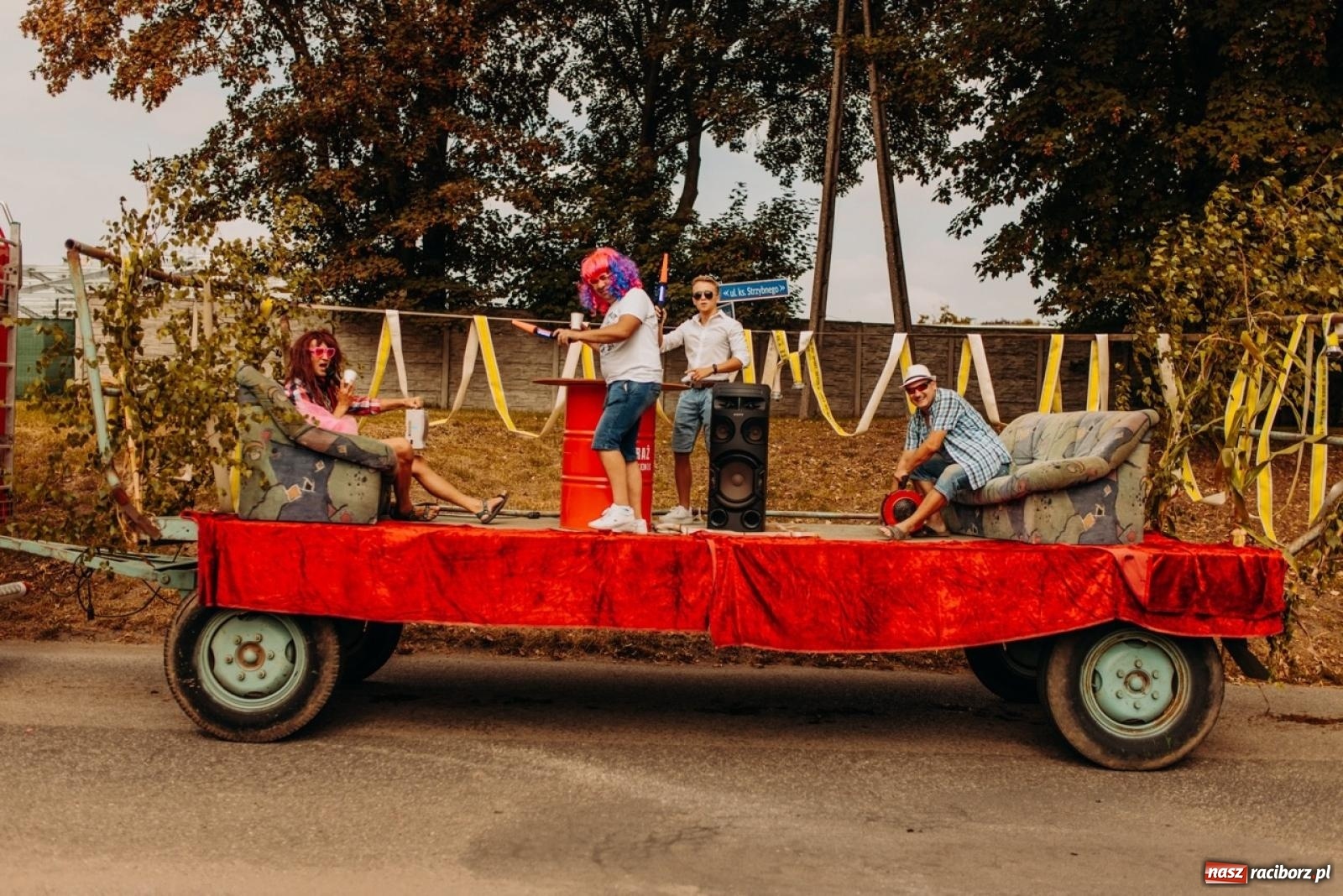 Zdjęcie w galerii na portalu naszraciborz.pl: Gmina Rudnik świętuje w Modzurowie: Przez wieś przejechał korowód maszyn wiadomości z regionu