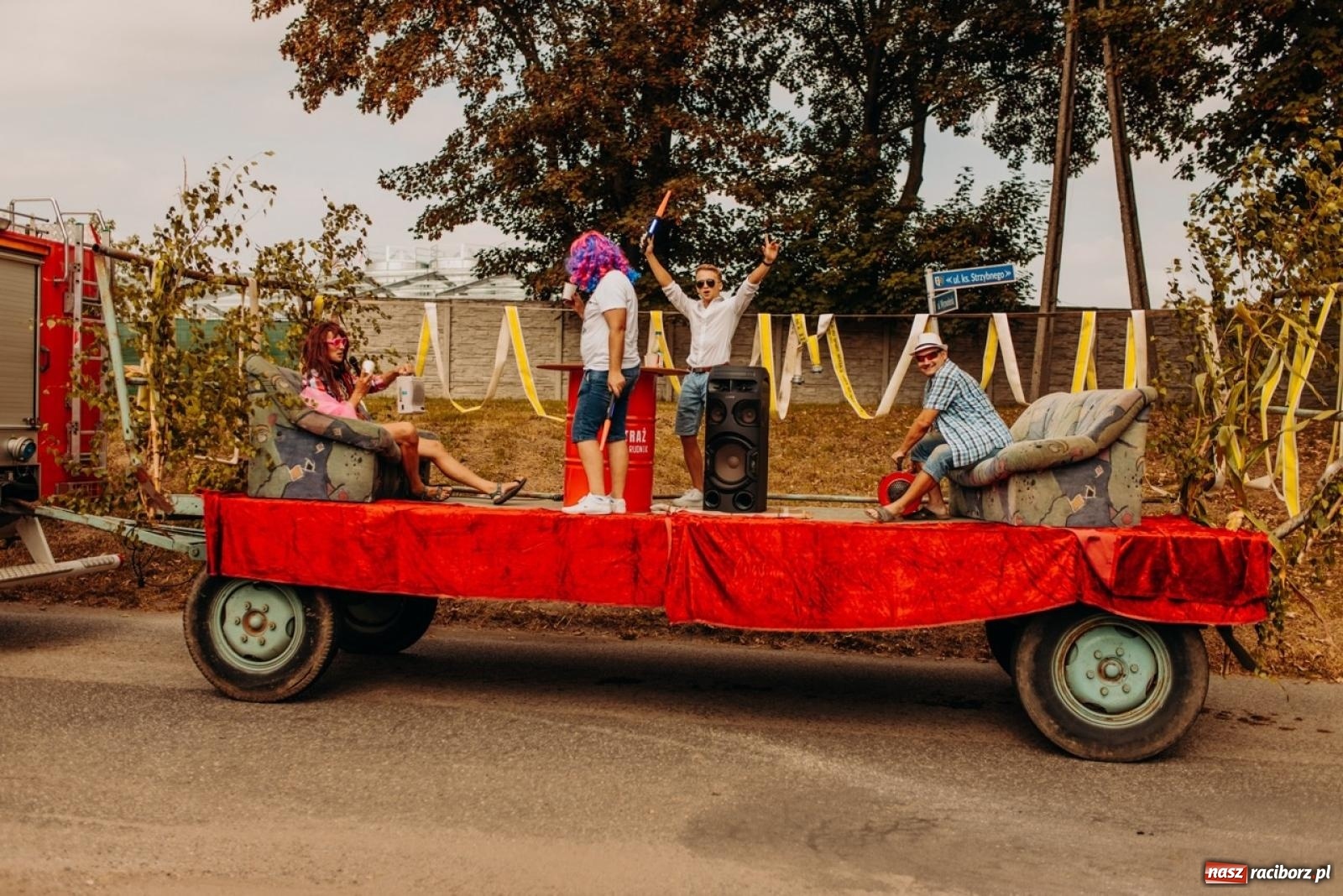 Zdjęcie w galerii na portalu naszraciborz.pl: Gmina Rudnik świętuje w Modzurowie: Przez wieś przejechał korowód maszyn wiadomości z regionu