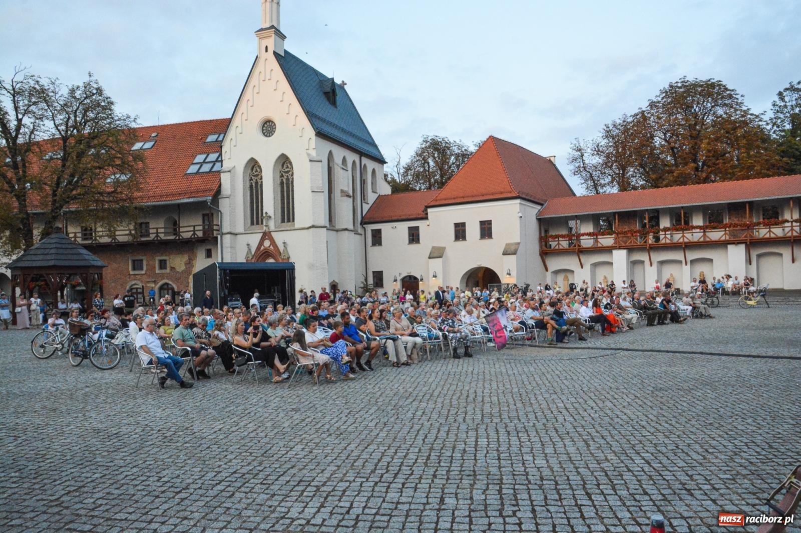 Zdjęcie w galerii na portalu naszraciborz.pl: Koncert (Nie)zakazane piosenki na Zamku Piastowskim [FOTO i WIDEO] wiadomości z regionu