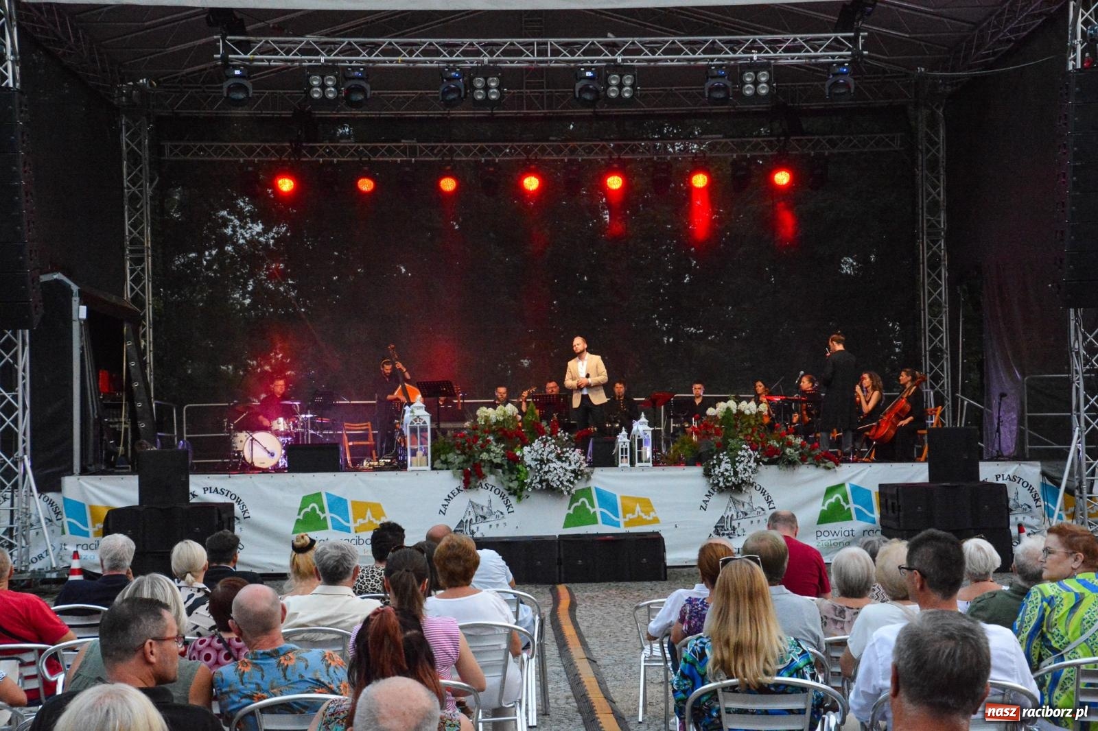 Zdjęcie w galerii na portalu naszraciborz.pl: Koncert (Nie)zakazane piosenki na Zamku Piastowskim [FOTO i WIDEO] wiadomości z regionu