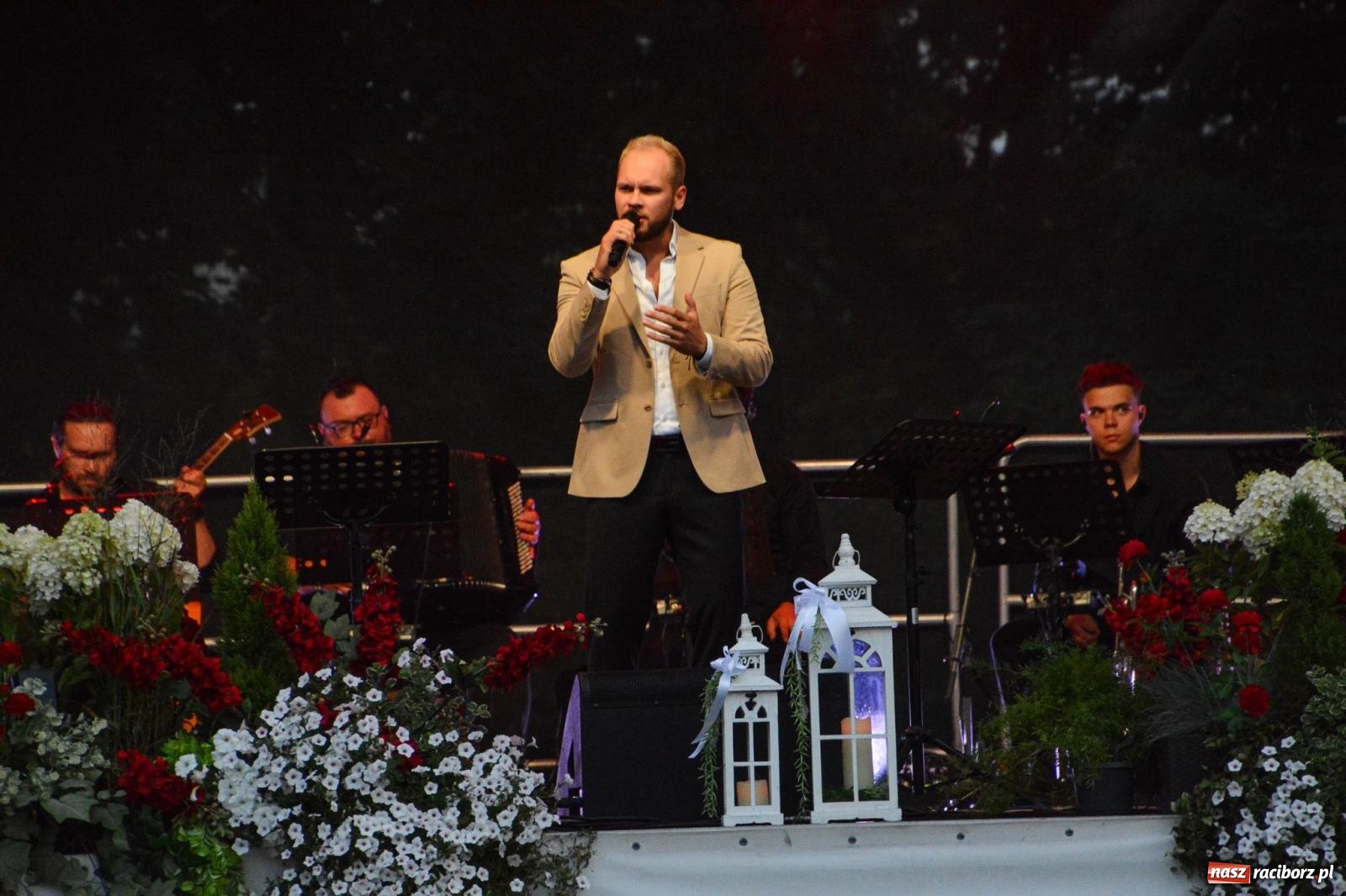 Zdjęcie w galerii na portalu naszraciborz.pl: Koncert (Nie)zakazane piosenki na Zamku Piastowskim [FOTO i WIDEO] wiadomości z regionu