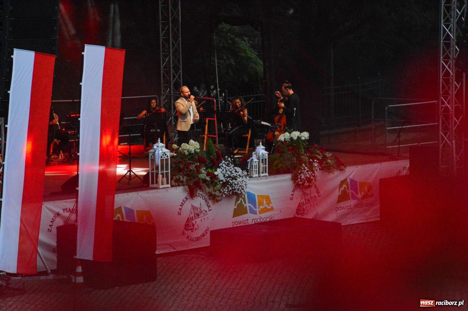 Zdjęcie w galerii na portalu naszraciborz.pl: Koncert (Nie)zakazane piosenki na Zamku Piastowskim [FOTO i WIDEO] wiadomości z regionu