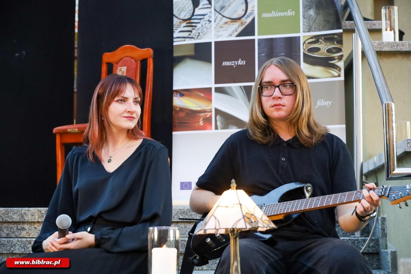 Zdjęcie w galerii na portalu naszraciborz.pl: Artyści chodzą nago – Teatr Wodzisławskiej Ulicy wystąpił w Bibliotece wiadomości z regionu